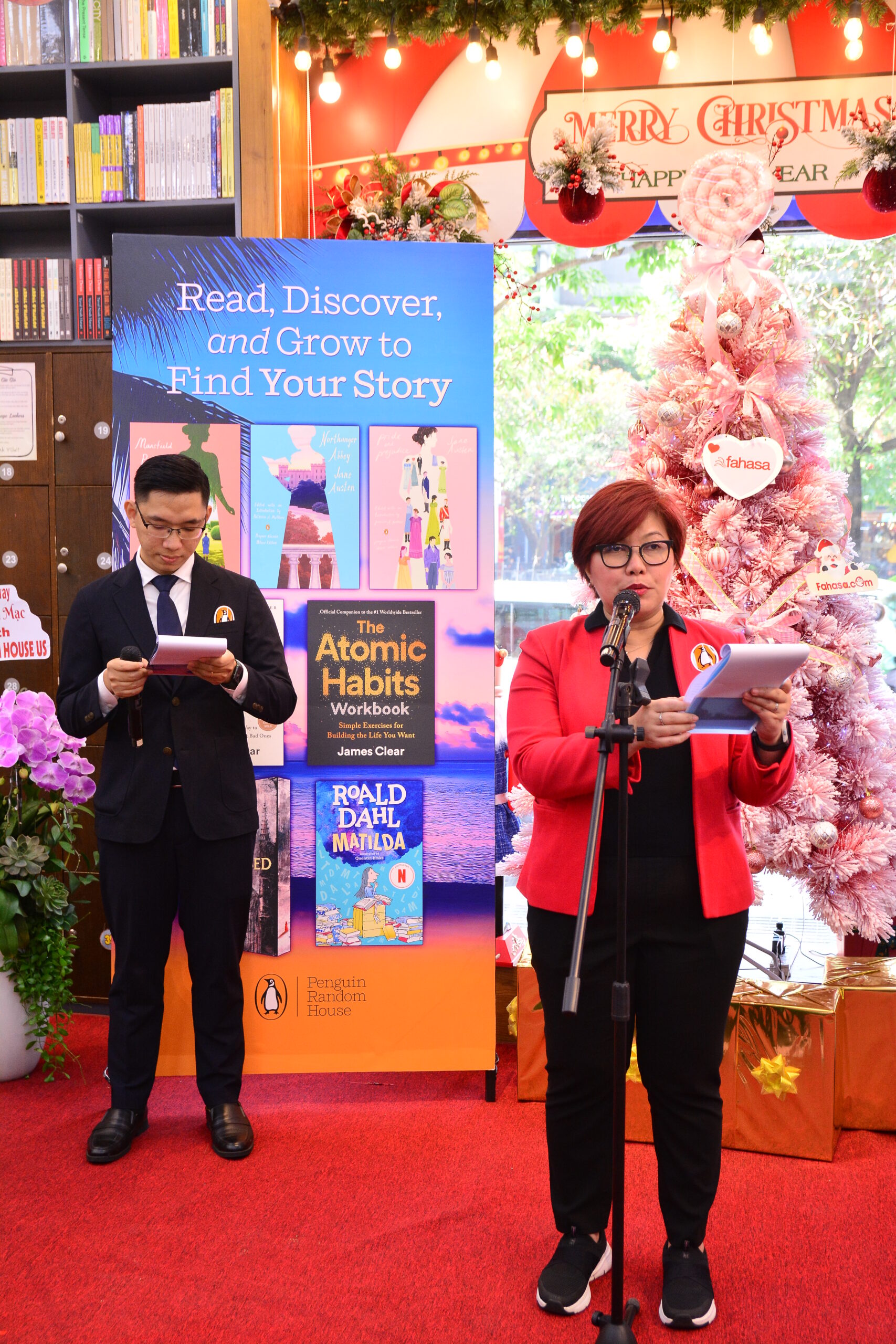 Tuần Lễ Sách NXB Penguin Random House Us “Hãy Đọc, Khám Phá Và Trưởng Thành Để Tìm Thấy Câu Chuyện Của Bạn”. tại Nhà sách Nguyễn Huệ. Nguồn: FAHASA Tuần Lễ Sách NXB Penguin Random House Us “Hãy Đọc, Khám Phá Và Trưởng Thành Để Tìm Thấy Câu Chuyện Của Bạn”. tại Nhà sách Nguyễn Huệ. Nguồn: FAHASA