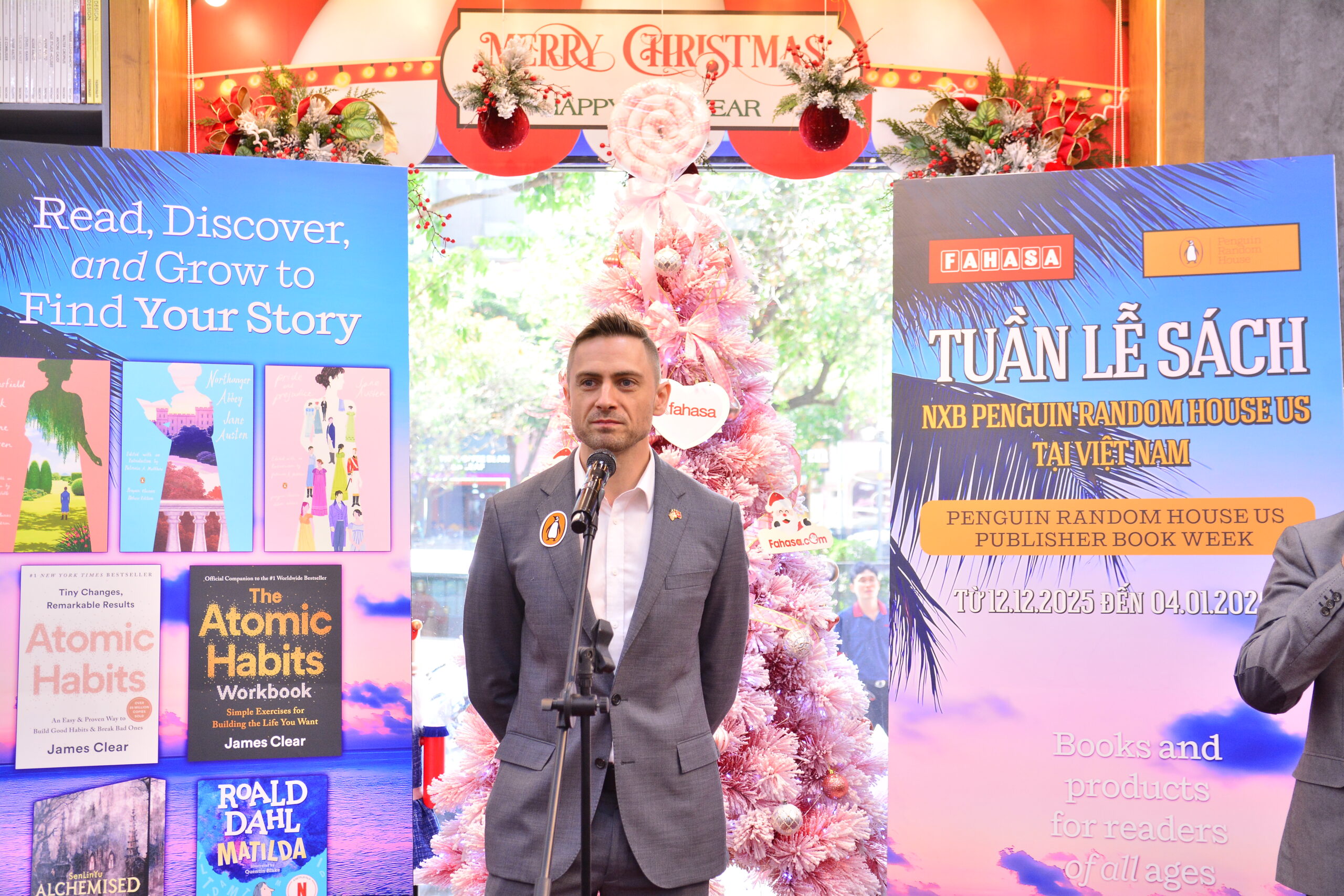 Tuần Lễ Sách NXB Penguin Random House Us “Hãy Đọc, Khám Phá Và Trưởng Thành Để Tìm Thấy Câu Chuyện Của Bạn”. tại Nhà sách Nguyễn Huệ. Nguồn: FAHASA Tuần Lễ Sách NXB Penguin Random House Us “Hãy Đọc, Khám Phá Và Trưởng Thành Để Tìm Thấy Câu Chuyện Của Bạn”. tại Nhà sách Nguyễn Huệ. Nguồn: FAHASA