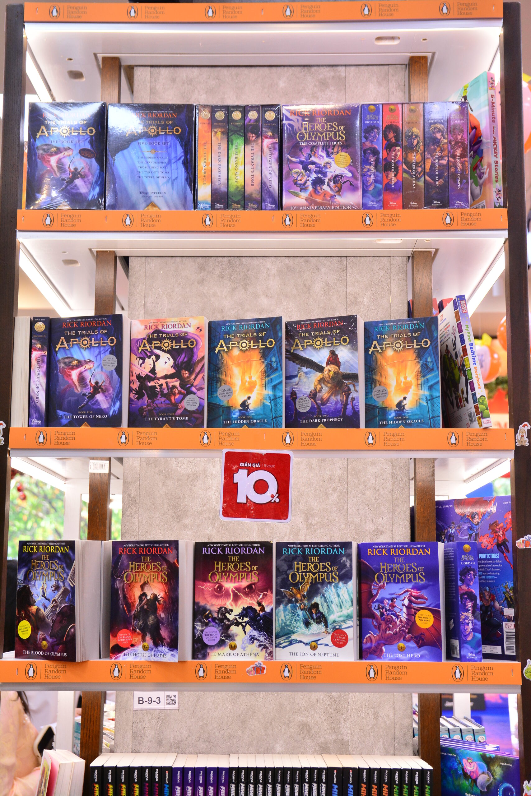 Tuần Lễ Sách NXB Penguin Random House Us “Hãy Đọc, Khám Phá Và Trưởng Thành Để Tìm Thấy Câu Chuyện Của Bạn”. tại Nhà sách Nguyễn Huệ. Nguồn: FAHASA Tuần Lễ Sách NXB Penguin Random House Us “Hãy Đọc, Khám Phá Và Trưởng Thành Để Tìm Thấy Câu Chuyện Của Bạn”. tại Nhà sách Nguyễn Huệ. Nguồn: FAHASA