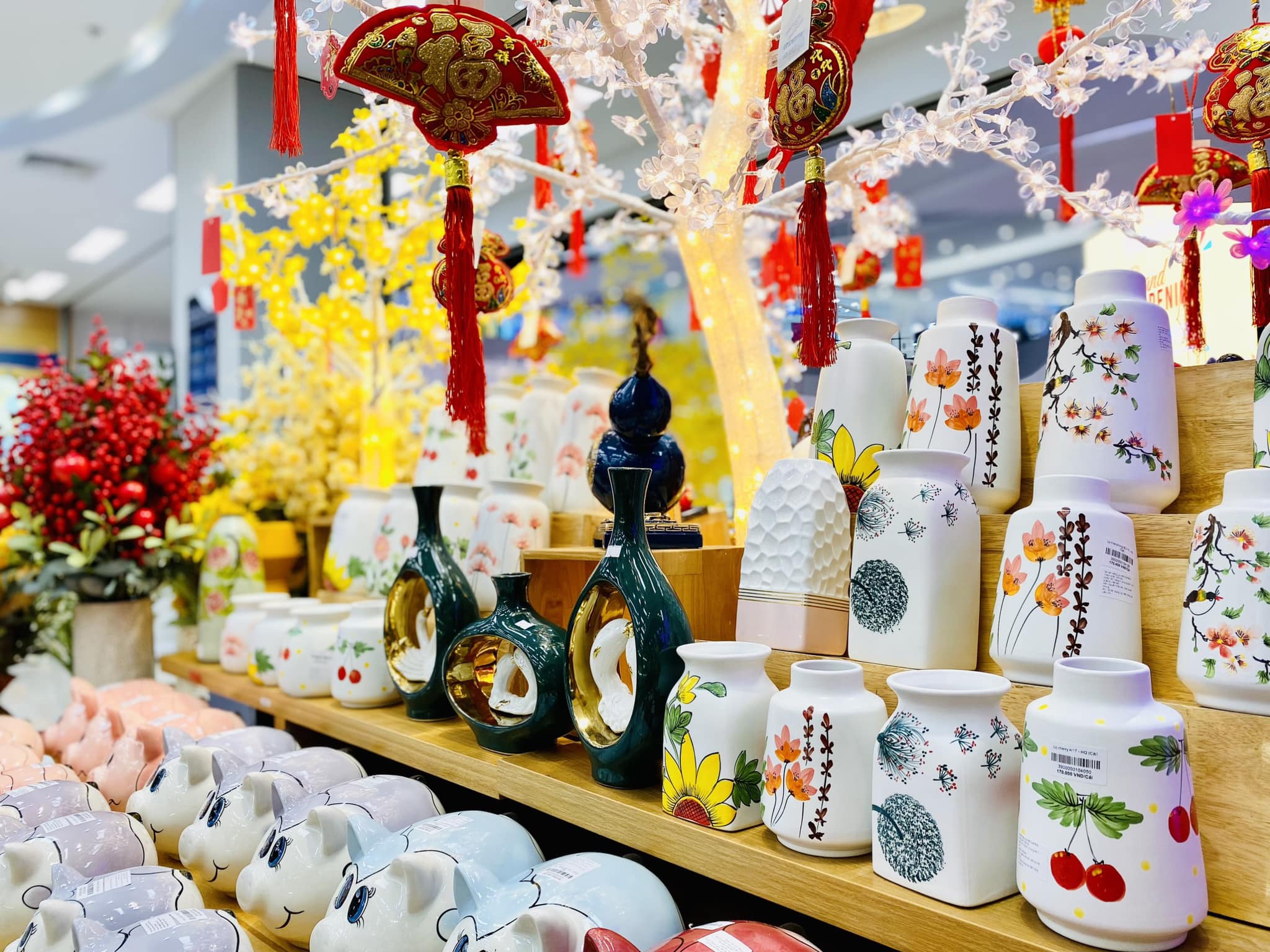 Đồ trang trí ngày tết không thể thiếu: bình hoa trang trí tết