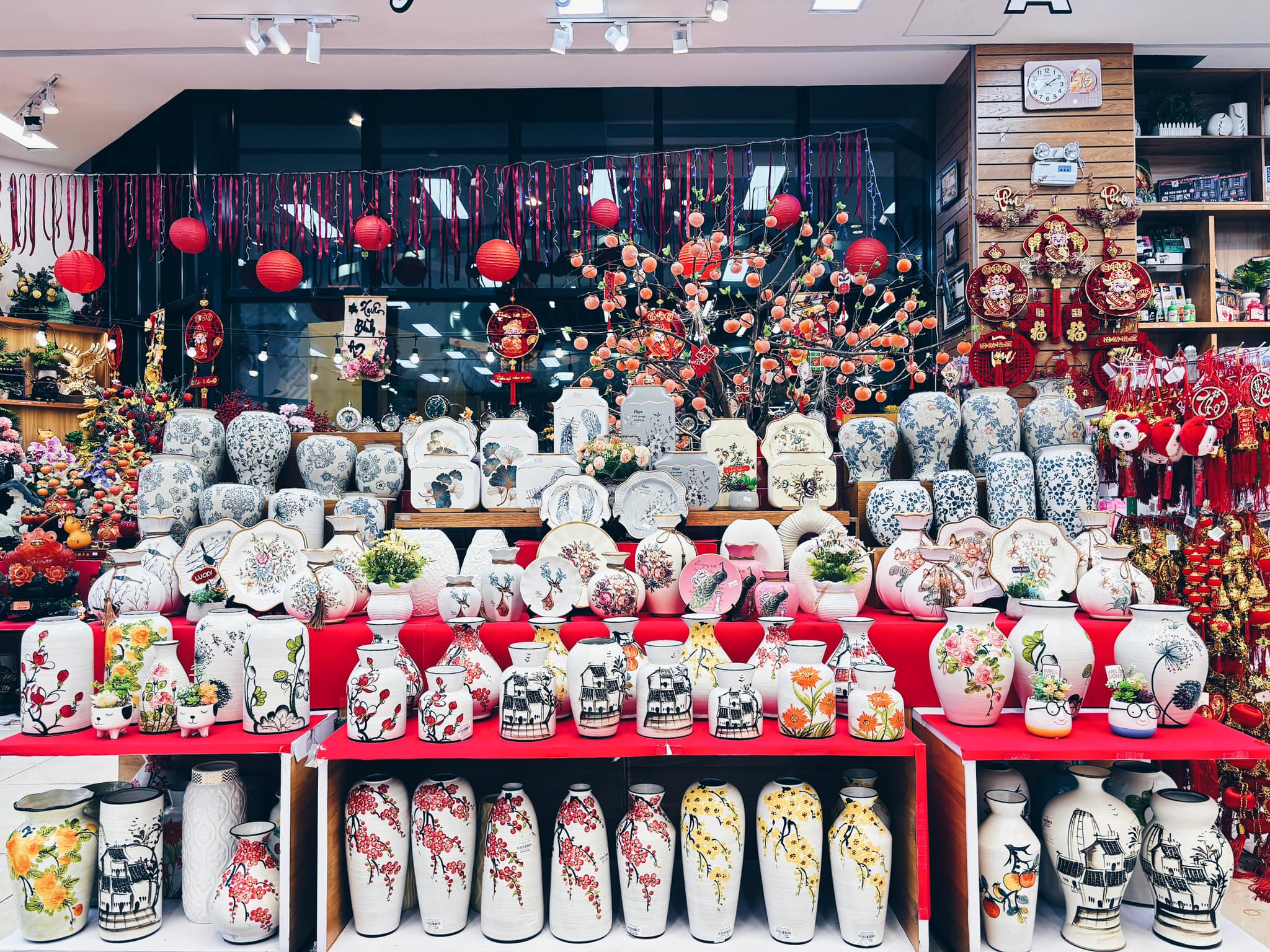 Phụ kiện trang trí tết tạo điểm nhấn: Móc treo, tượng mini, mô hình Tết. Nguồn: Nhà sách FAHASA 