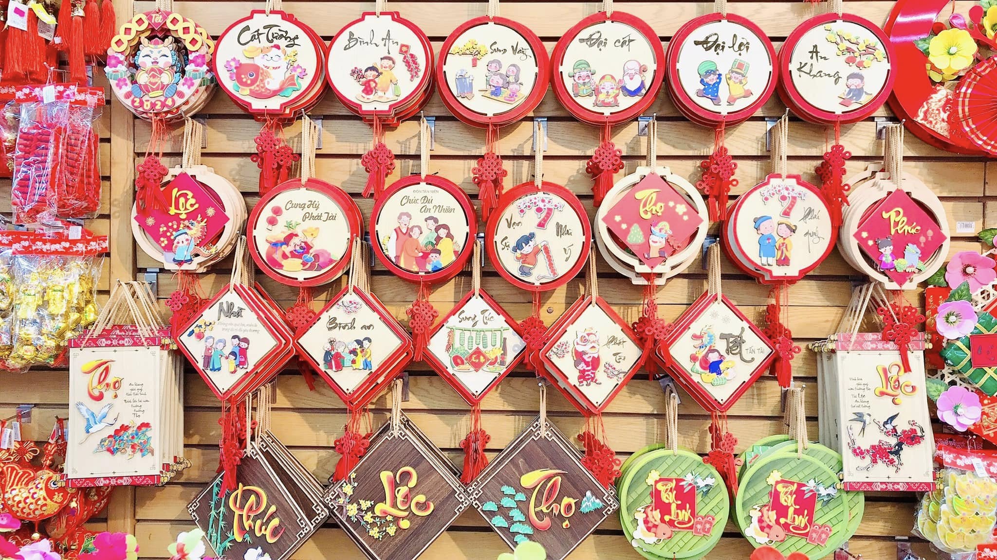 Phụ kiện phù hợp để trang trí sảnh chung cư ngày Tết