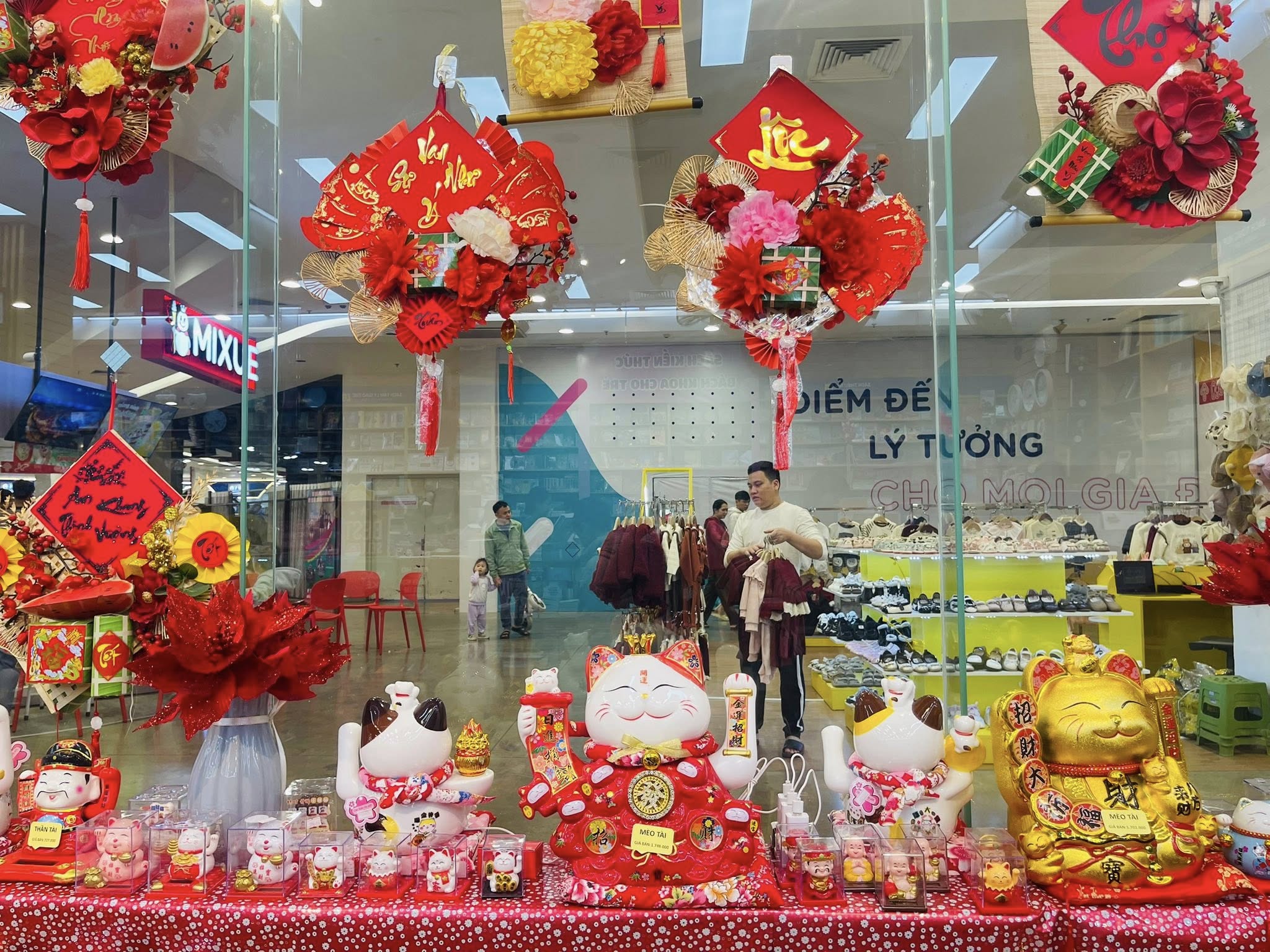 Trưng bày combo sản phẩm Tết theo tông màu (đỏ - vàng - xanh)