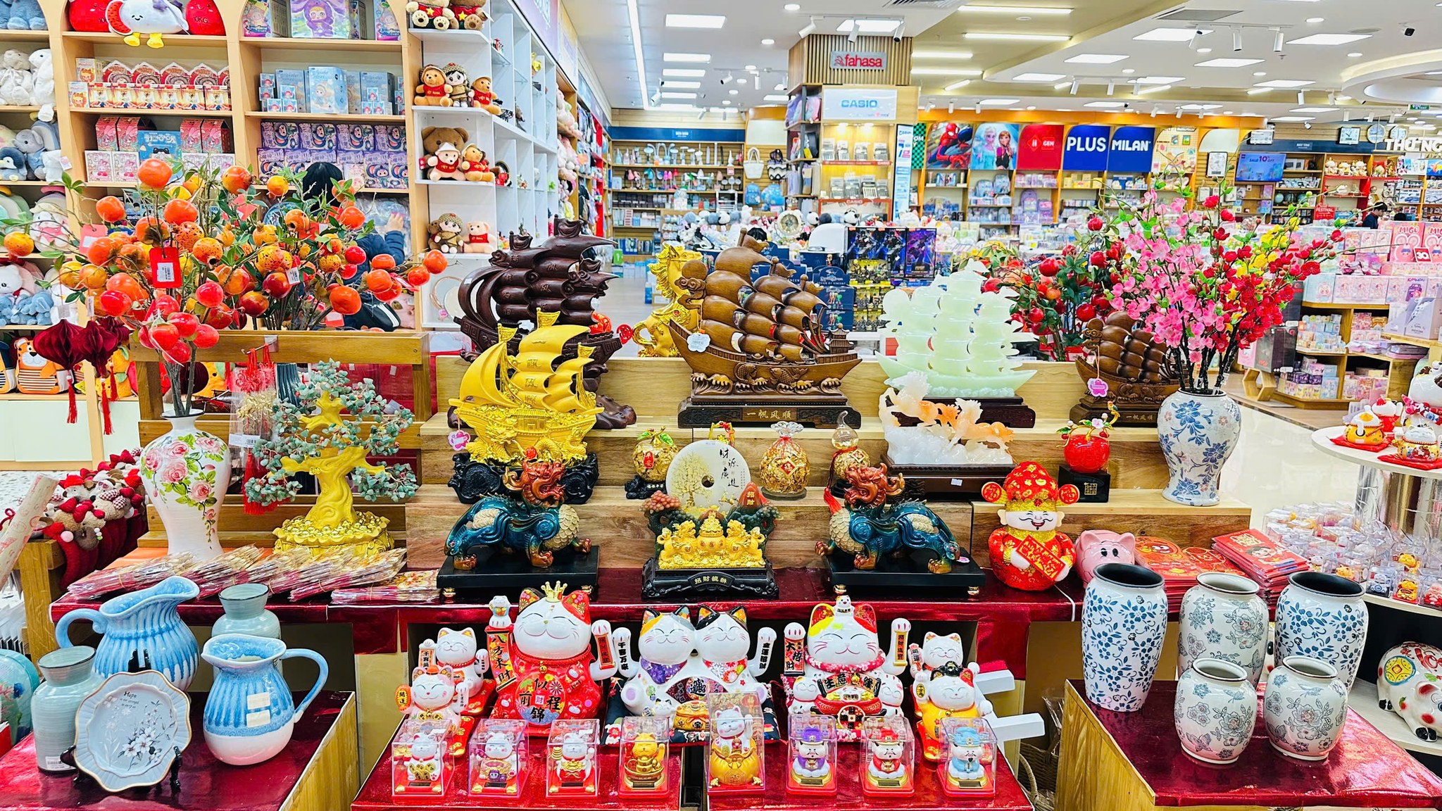 mua đồ trang trí tết tại FAHASA