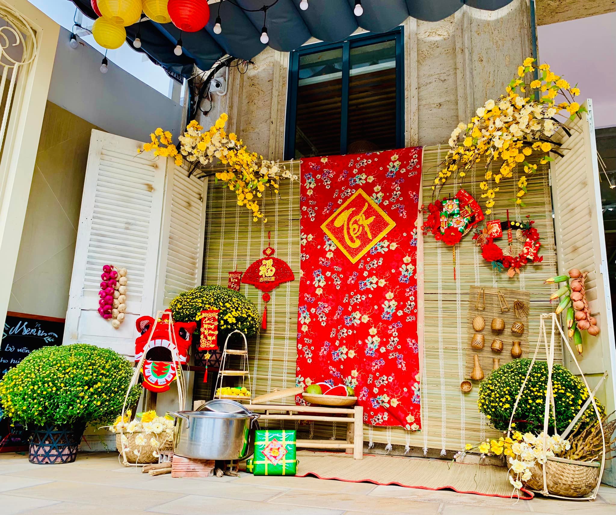 Chọn màu sắc mành tre phù hợp concept Tết