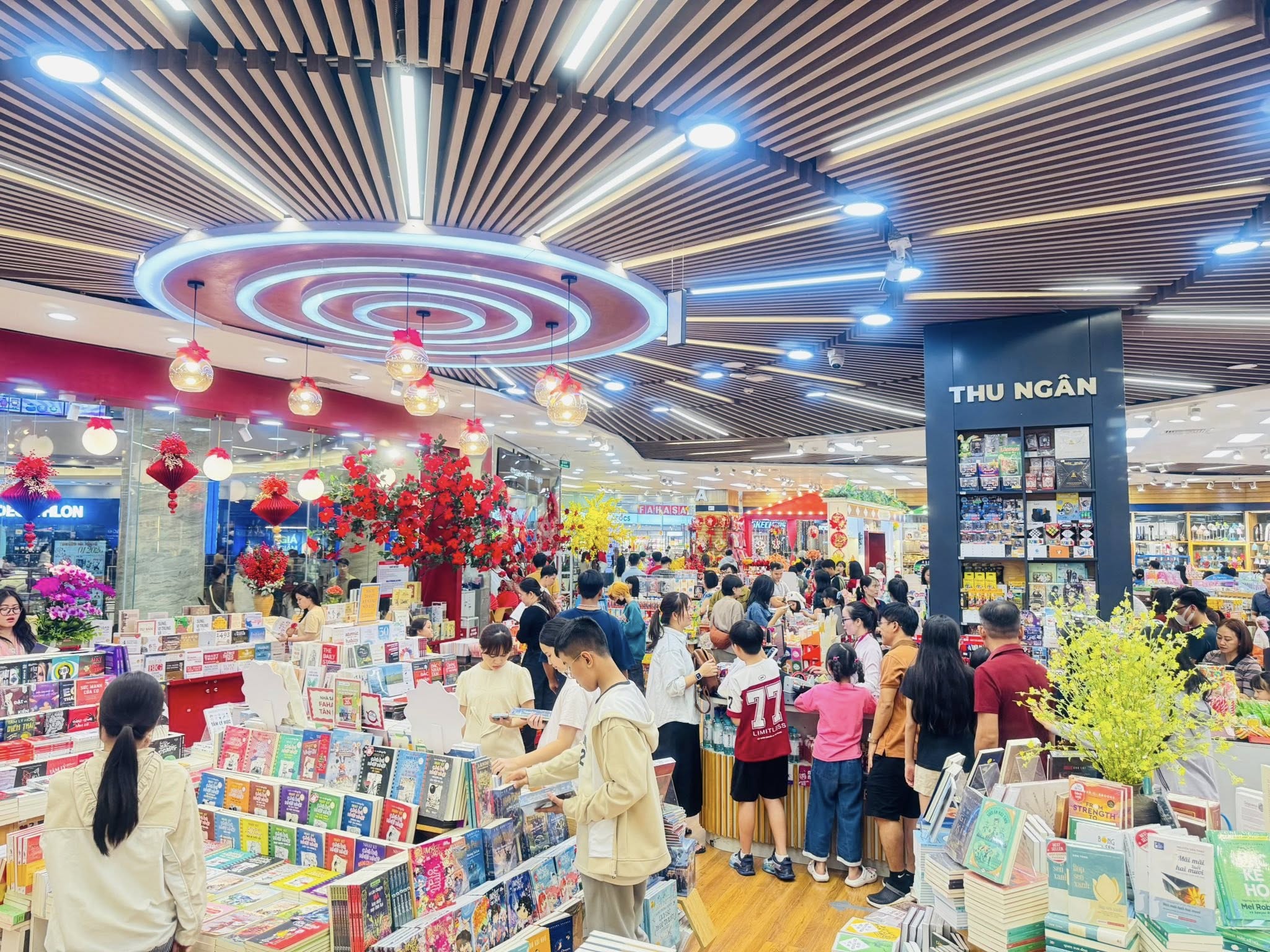 Đi nhà sách FAHASA để du xuân