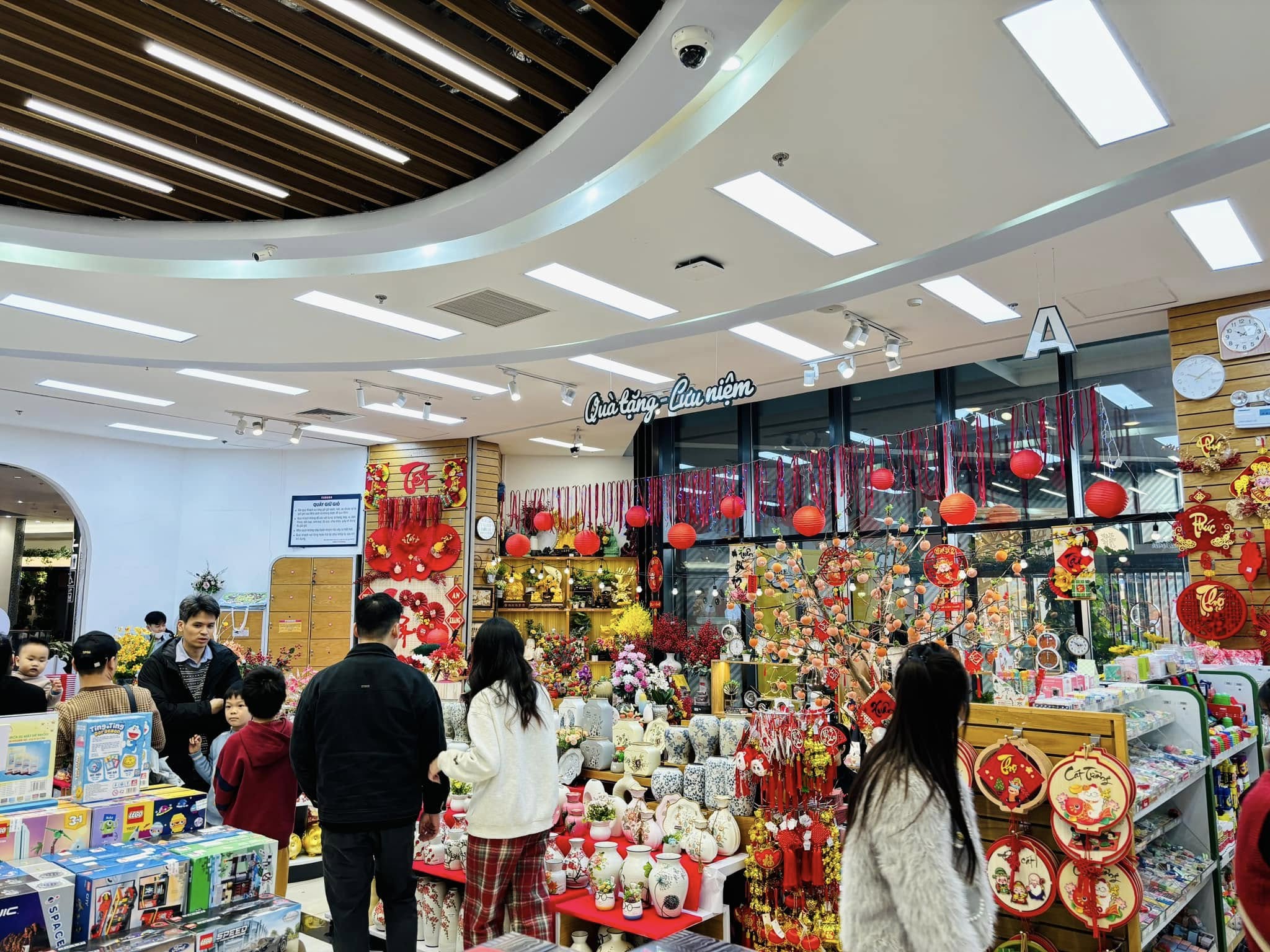 Đi nhà sách FAHASA vào dịp Tết