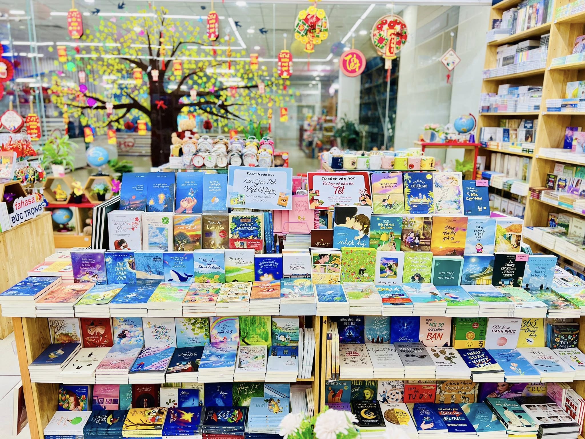 Mua đồ trang trí, phụ kiện Tết tại FAHASA