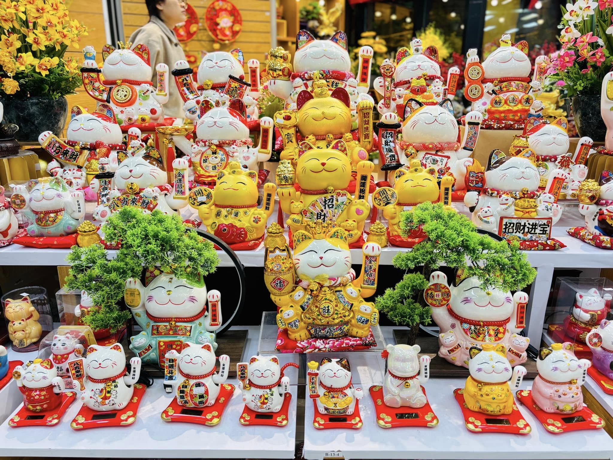 Mua đồ trang trí, phụ kiện Tết tại FAHASA