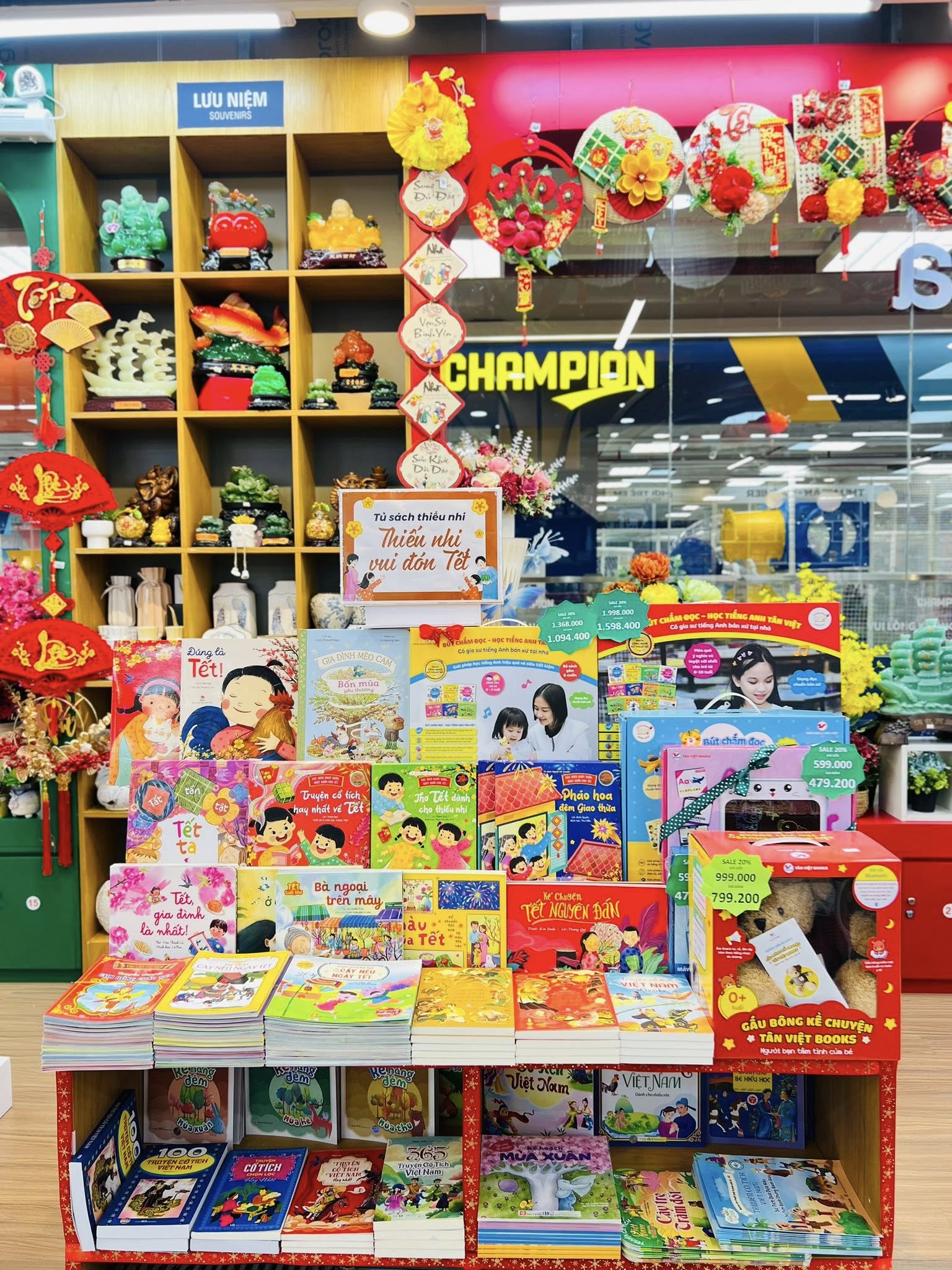 Mua đồ trang trí, phụ kiện Tết tại FAHASA