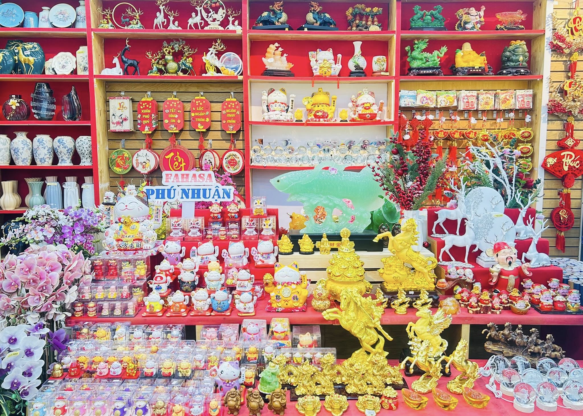 Mua đồ trang trí tết ở FAHASA