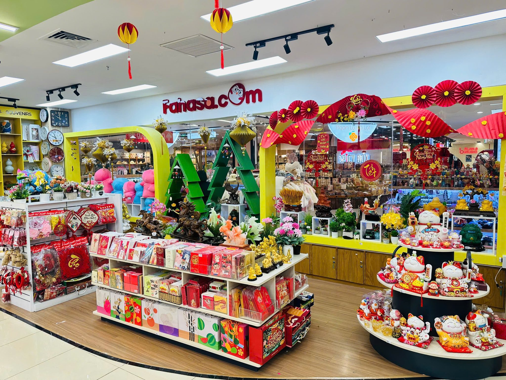 Mua đồ trang trí tết tại FAHASA