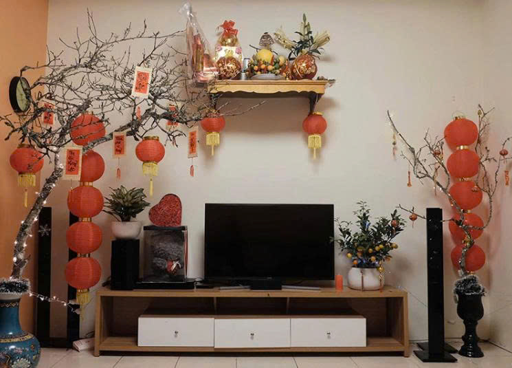 Trang trí kệ tivi và kệ trang trí với phụ kiện Tết nhỏ gọn Trang trí kệ tivi và kệ trang trí với phụ kiện Tết nhỏ gọn