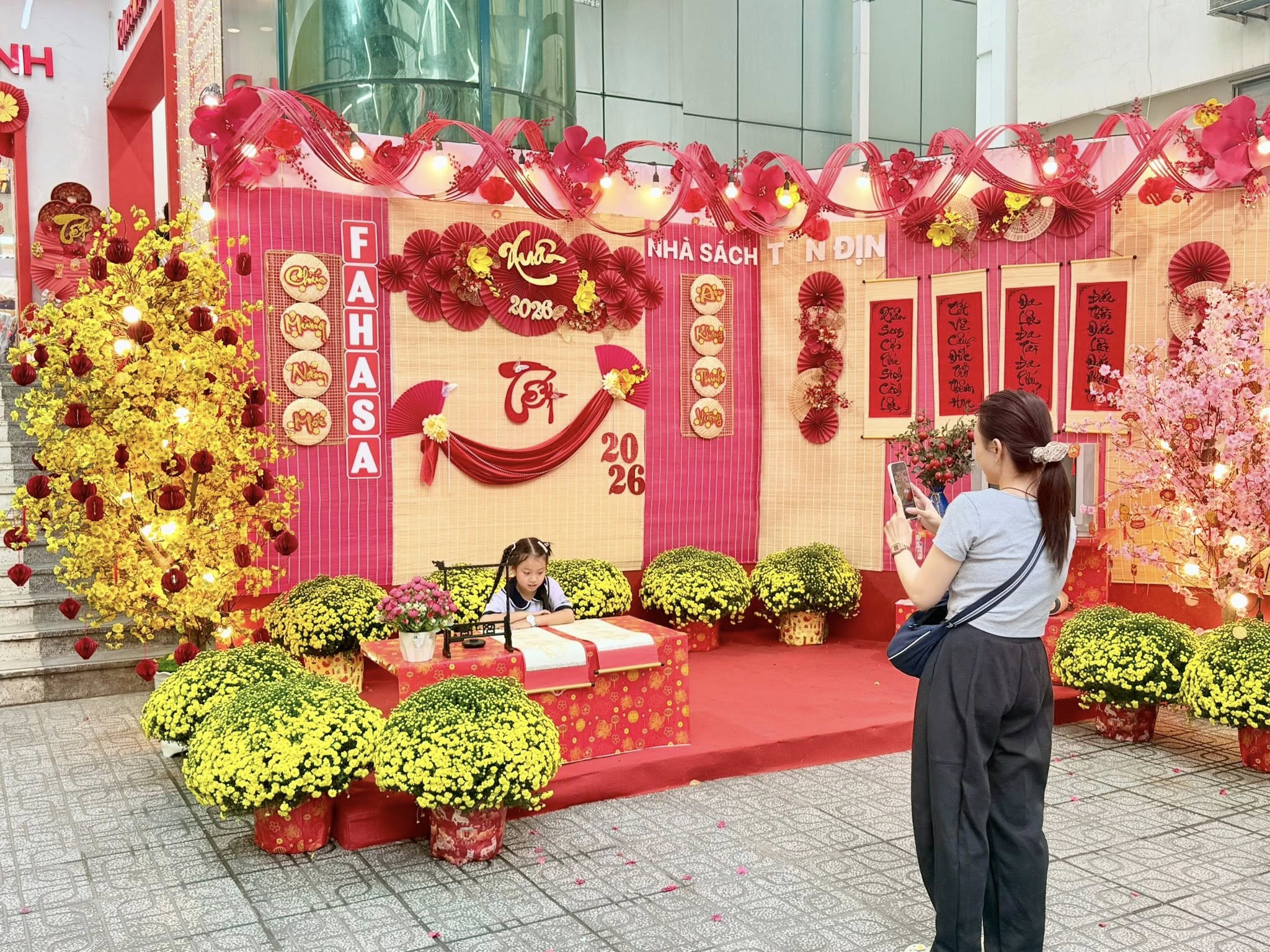 chụp hình tết FAHASA