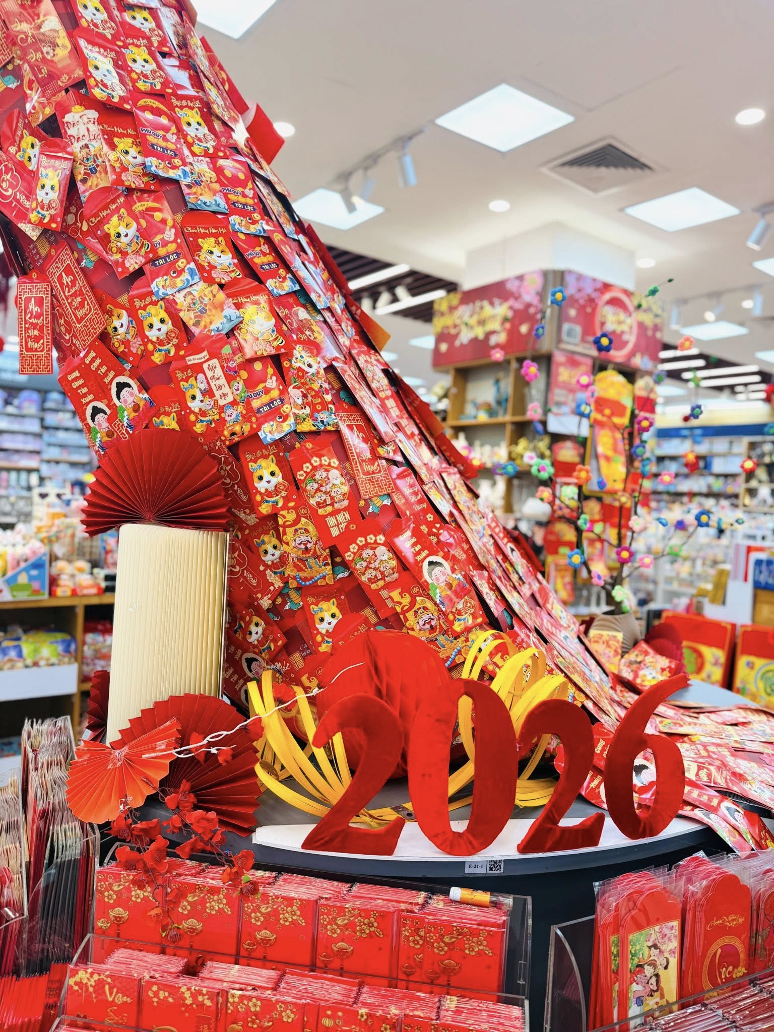 Trang trí khu bốc lì xì hoặc vòng quay may mắn ngày Tết. Nguồn: Nhà sách FAHASA