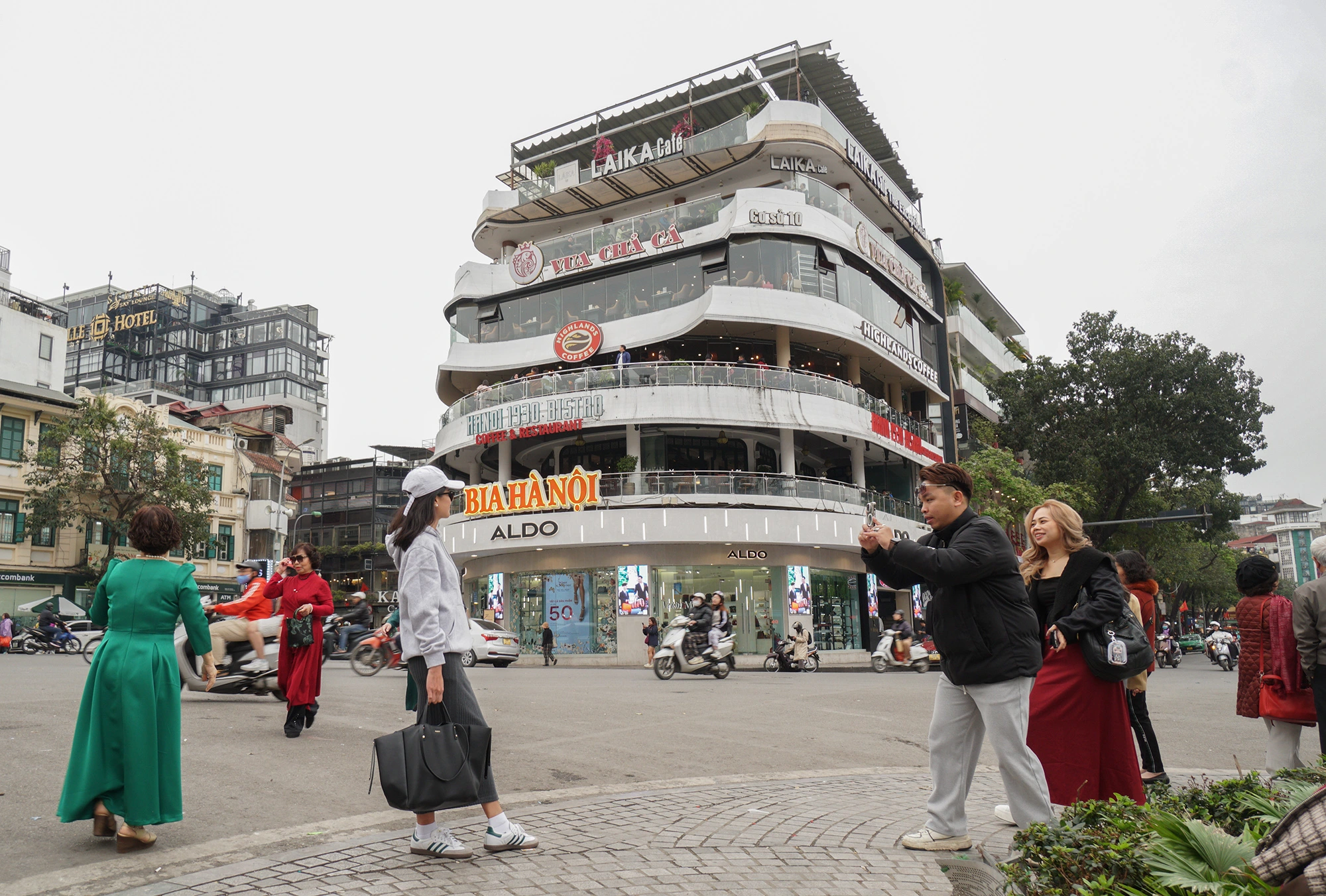 Địa điểm chơi tết ở Hà Nội: Check-in hầm cá mập