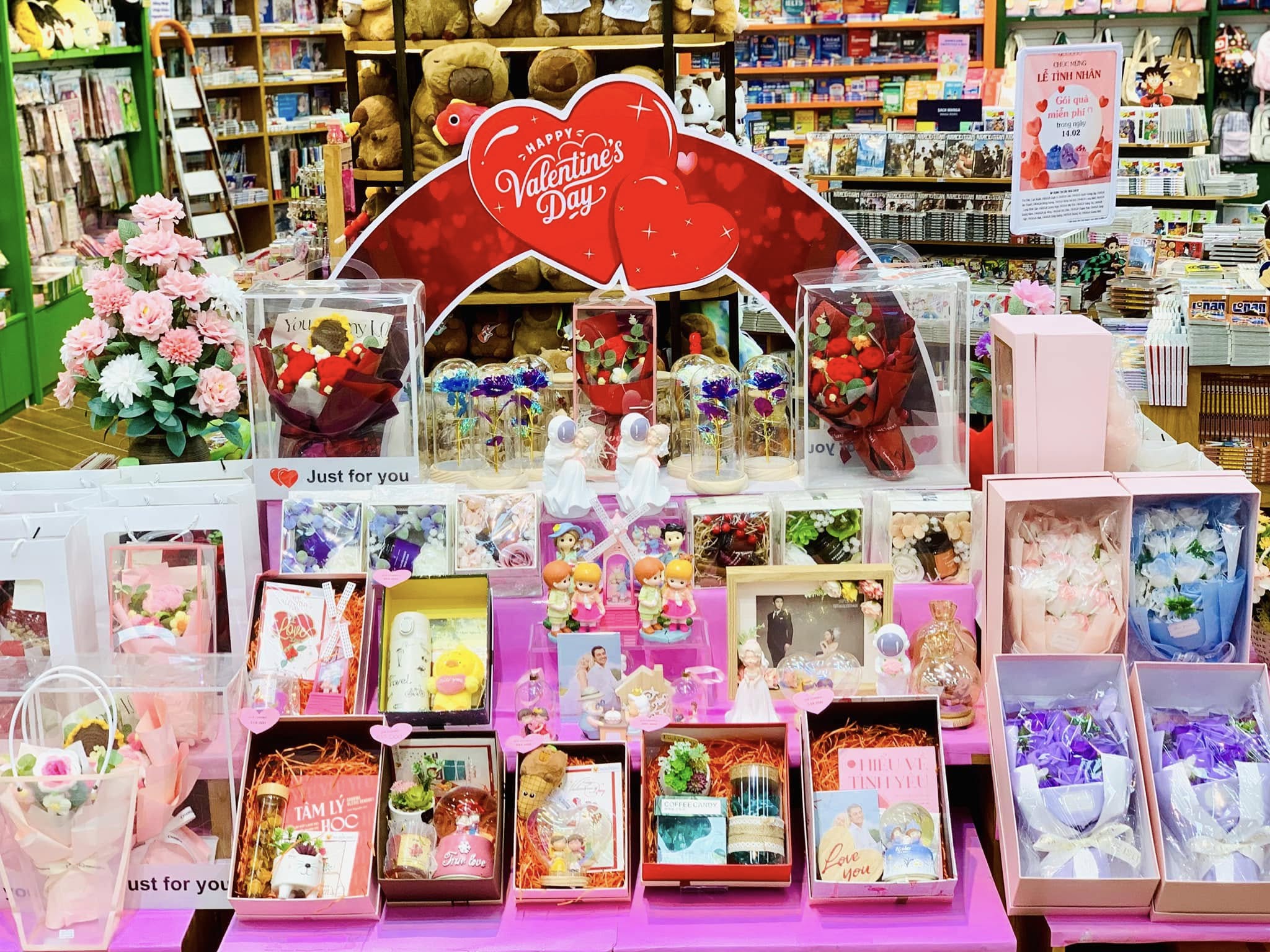 Chọn quà Valentine cho bạn gái. Nguồn Nhà sách FAHASA.