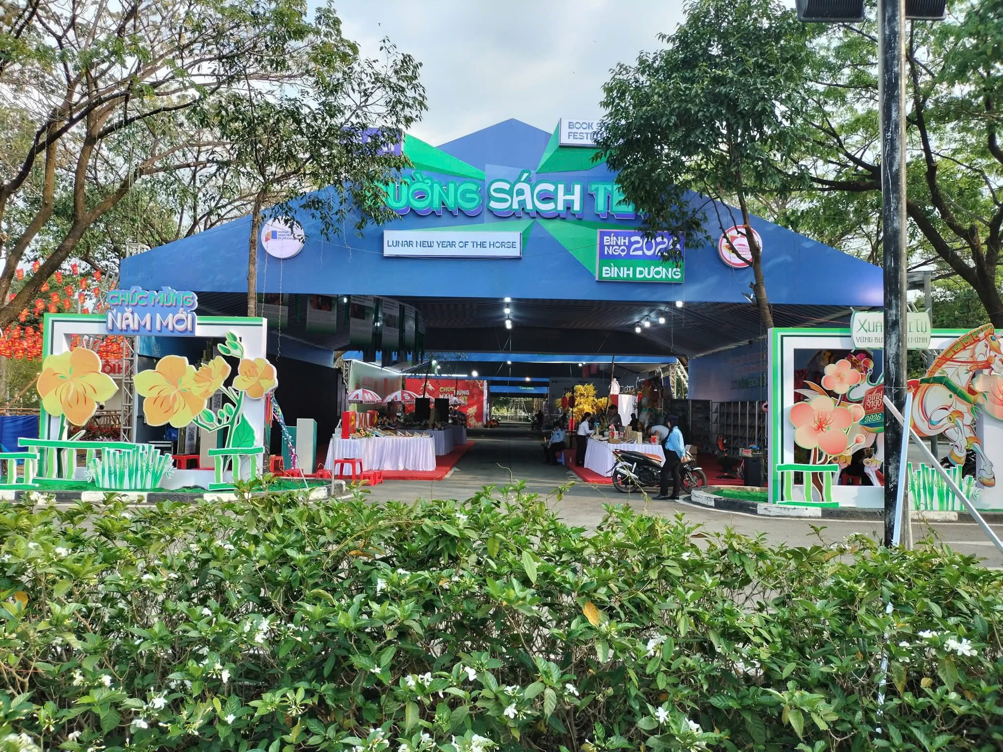 Gian Hàng FAHASA tại Đường sách Khu vực 2 - Bình Dương: Công viên Thành phố mới, phường Bình Dương.
