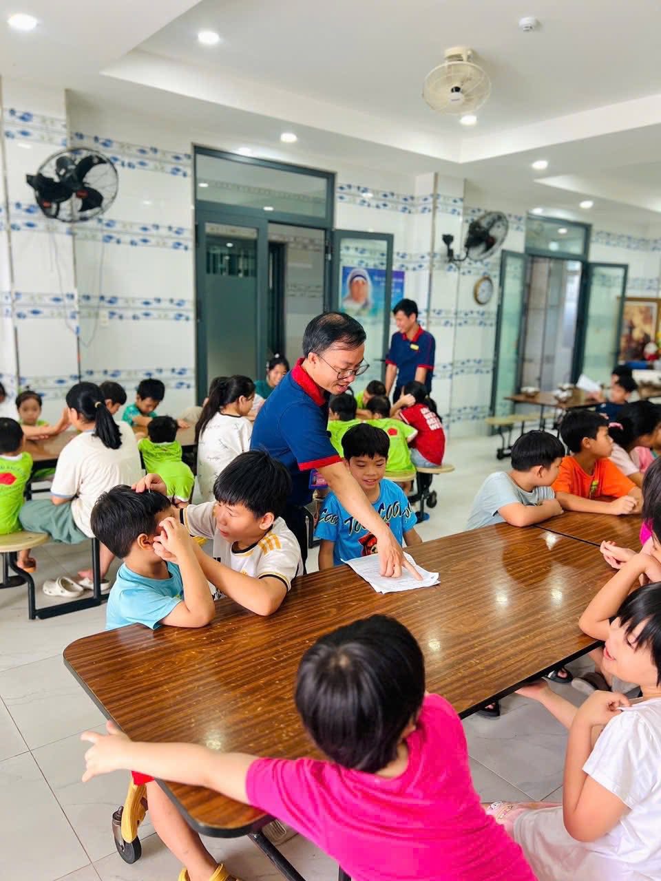 FAHASA dành tặng gần 100 phần Quà dành cho trẻ em mồ côi ở Mái ấm khu vực Chợ Búng. 