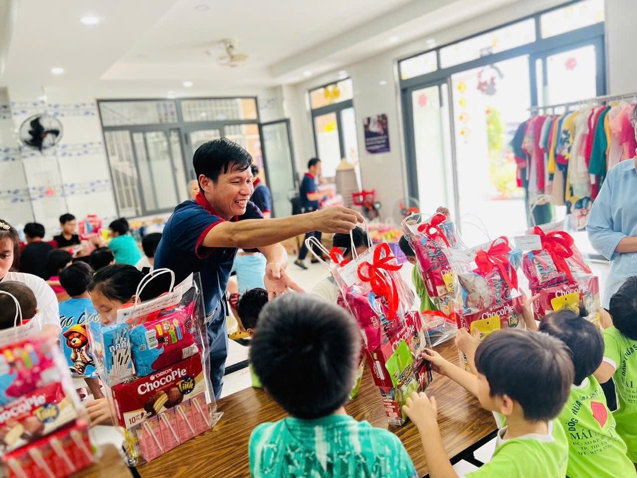 FAHASA dành tặng gần 100 phần Quà dành cho trẻ em mồ côi ở Mái ấm khu vực Chợ Búng. 