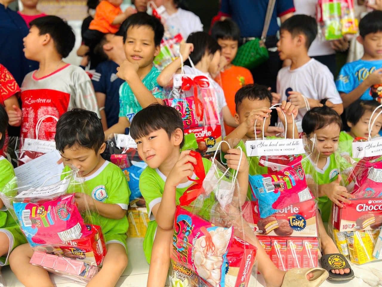 FAHASA dành tặng gần 100 phần Quà dành cho trẻ em mồ côi ở Mái ấm khu vực Chợ Búng. 
