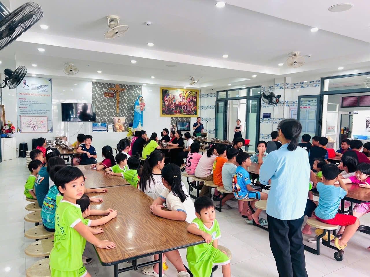 FAHASA dành tặng gần 100 phần Quà dành cho trẻ em mồ côi ở Mái ấm khu vực Chợ Búng. 
