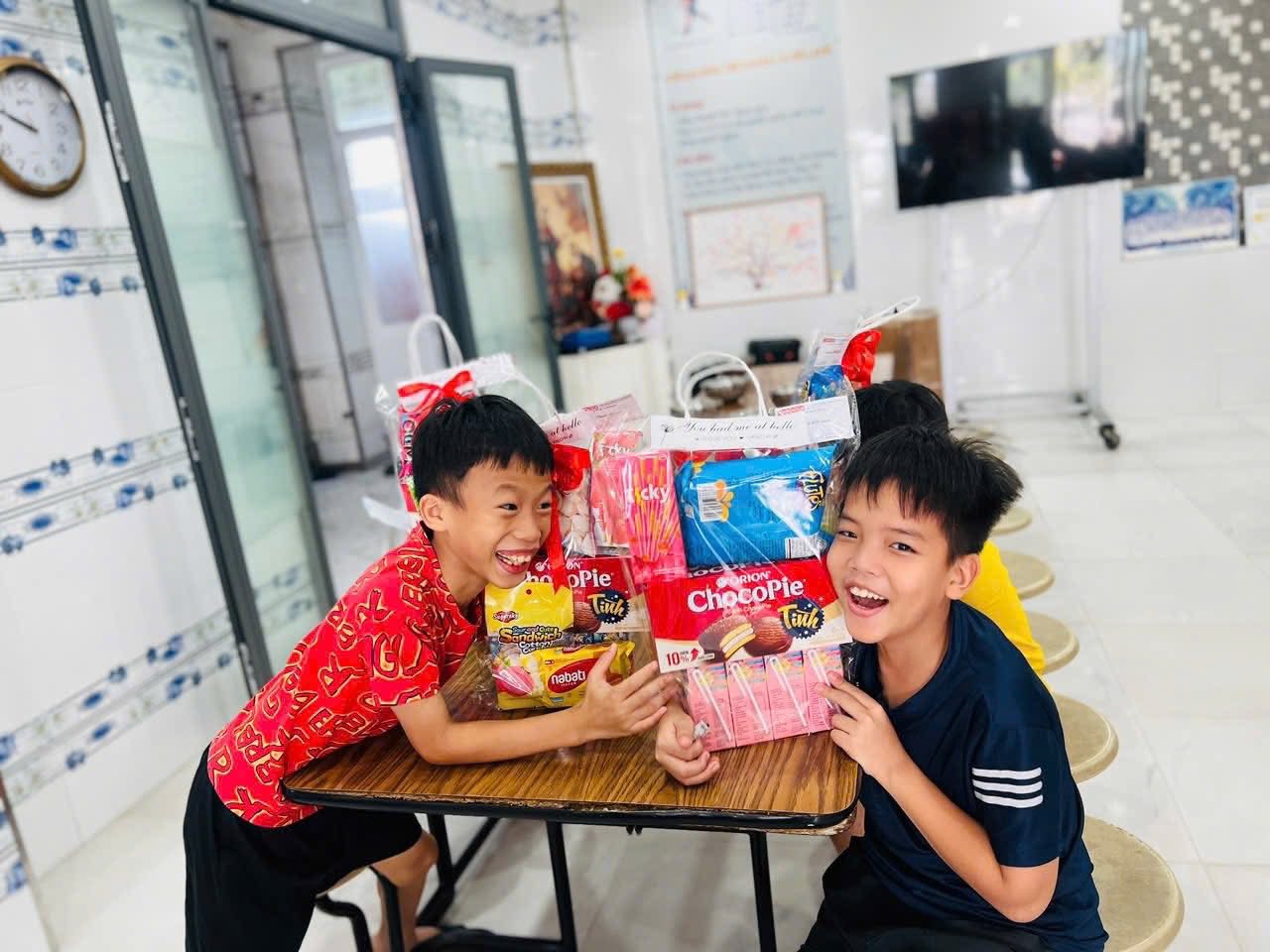 FAHASA dành tặng gần 100 phần Quà dành cho trẻ em mồ côi ở Mái ấm khu vực Chợ Búng. 