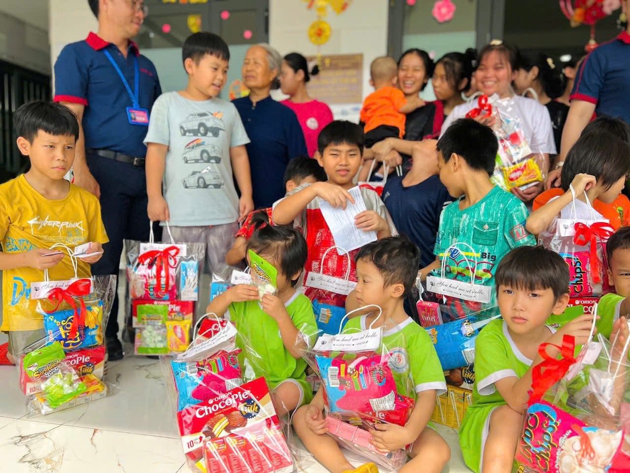 FAHASA dành tặng gần 100 phần Quà dành cho trẻ em mồ côi ở Mái ấm khu vực Chợ Búng. 