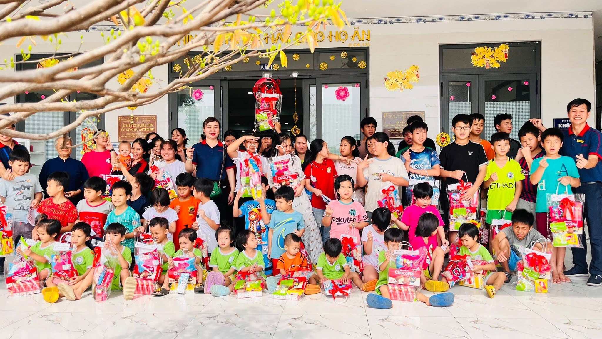 FAHASA dành tặng gần 100 phần Quà dành cho trẻ em mồ côi ở Mái ấm khu vực Chợ Búng. 