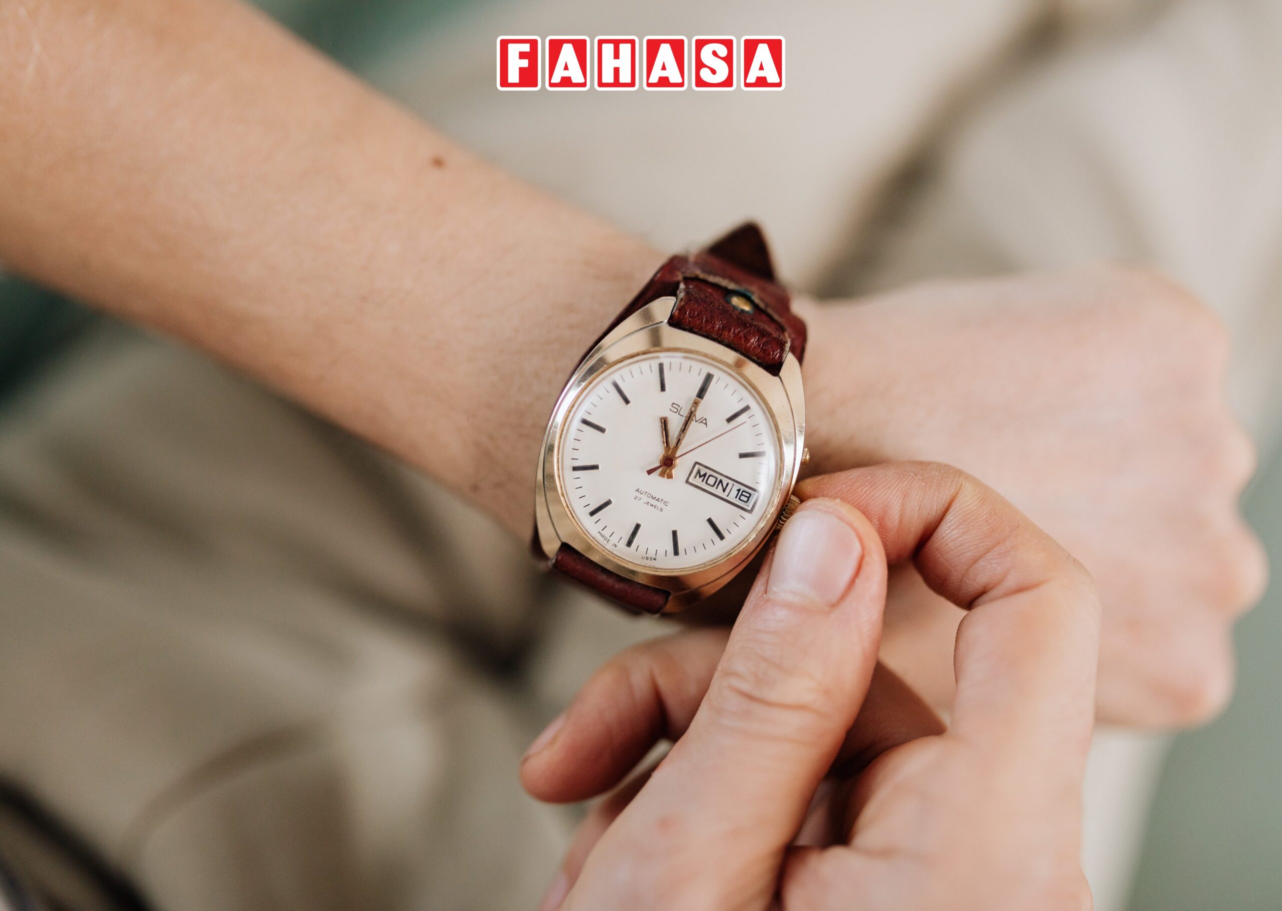 Gợi ý quà Valentine cho bạn trai ý nghĩa, thiết thực nhất 2026: Đồng hồ phụ kiện đơn giản