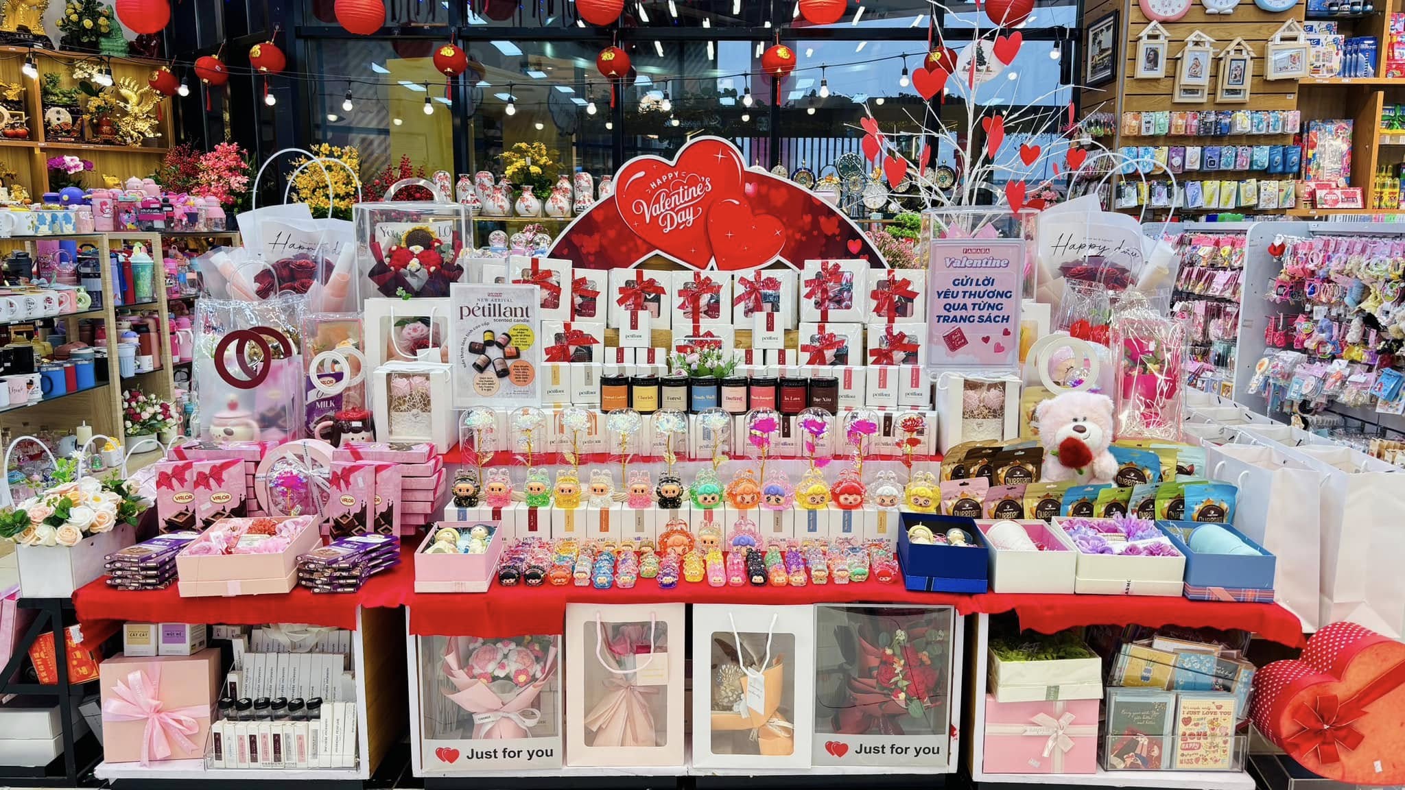 Gợi ý quà tặng 14 tháng 2 cho nữ 2026: Gấu Bông. Nguồn: Nhà sách FAHASA