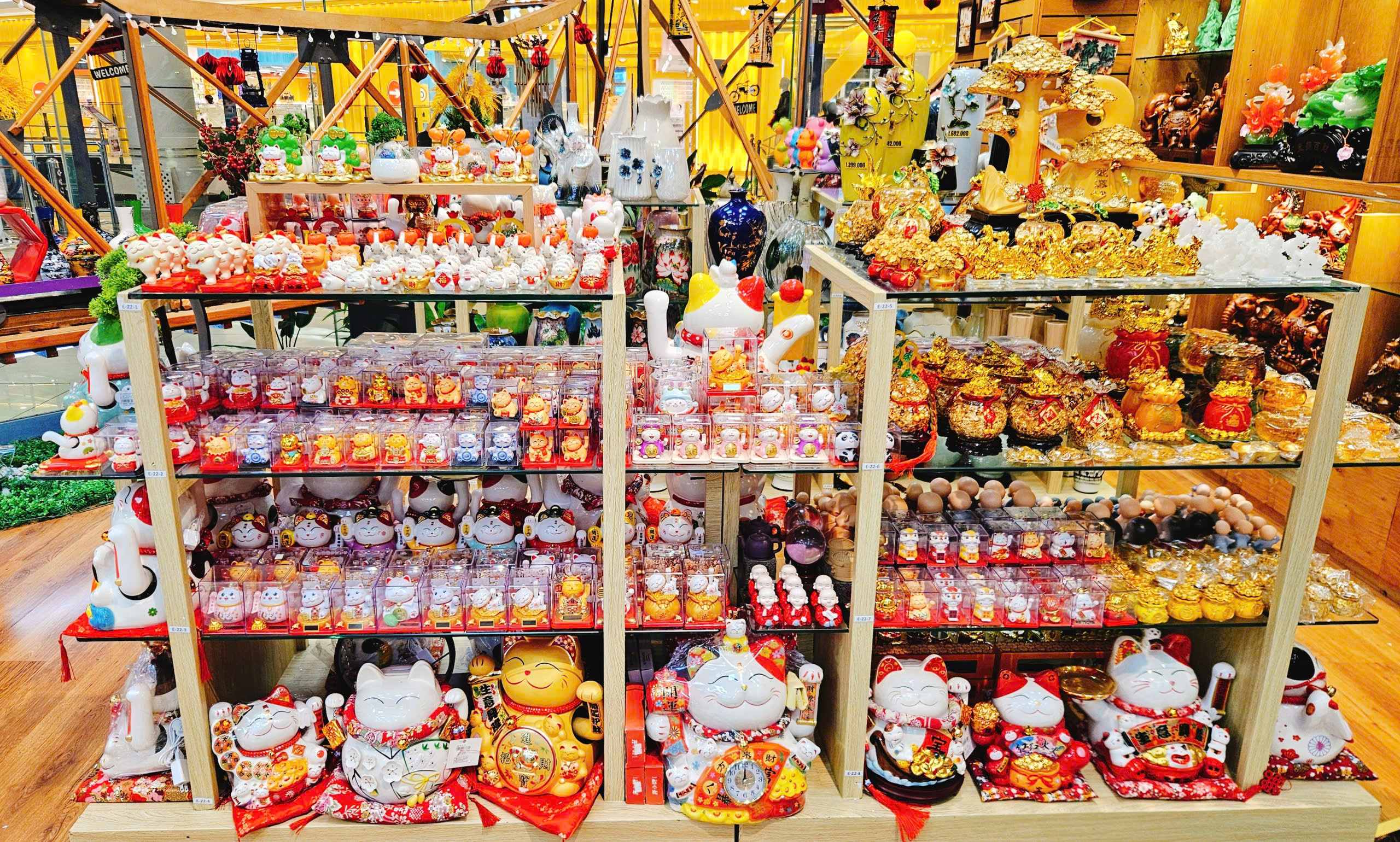 Mua phụ kiện trang trí tết phối với mành tre tại FAHASA