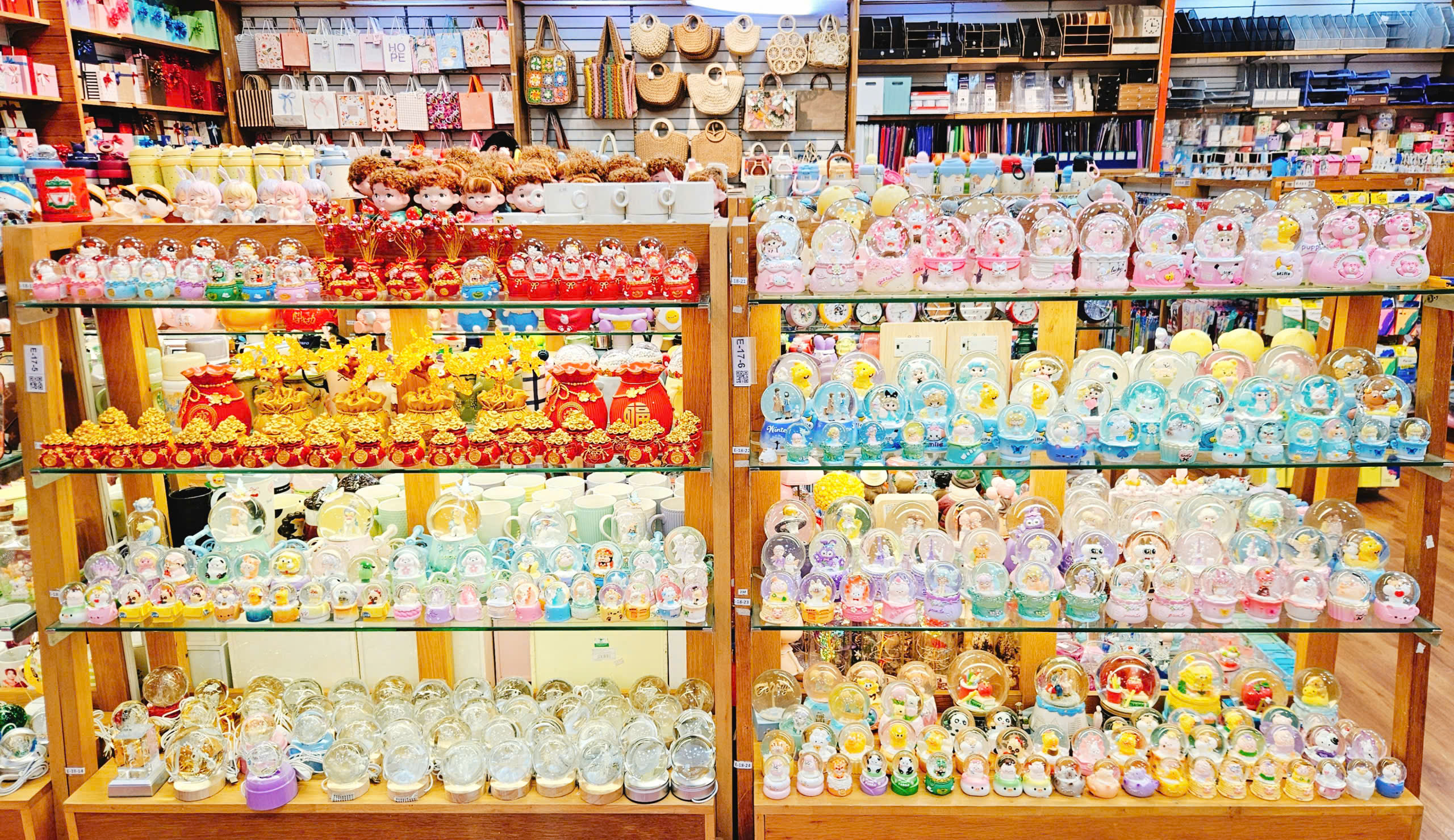 Mua phụ kiện trang trí tết phối với mành tre tại FAHASA