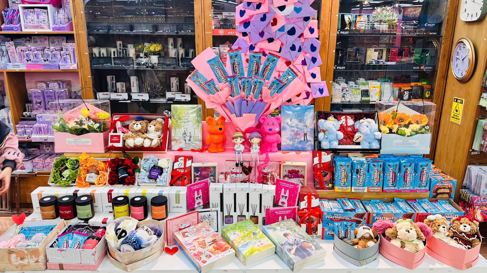 Chọn quà Valentine cho bạn gái: Sách + bookmark + sổ tay