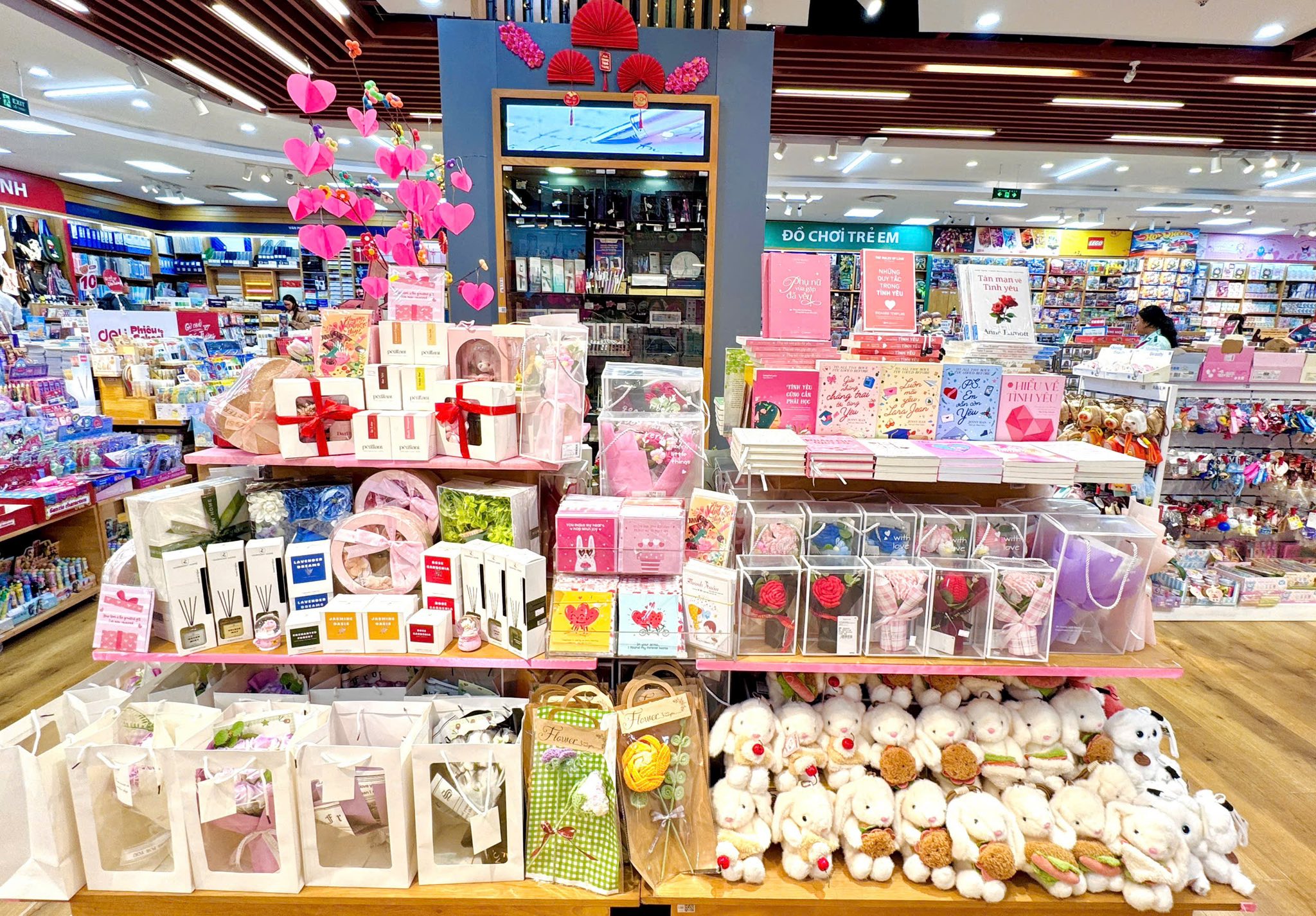 Valentine 2026 - Tổng hợp quà tặng ý nghĩa và độc đáo tại Hệ thống nhà sách FAHASA: Sách 