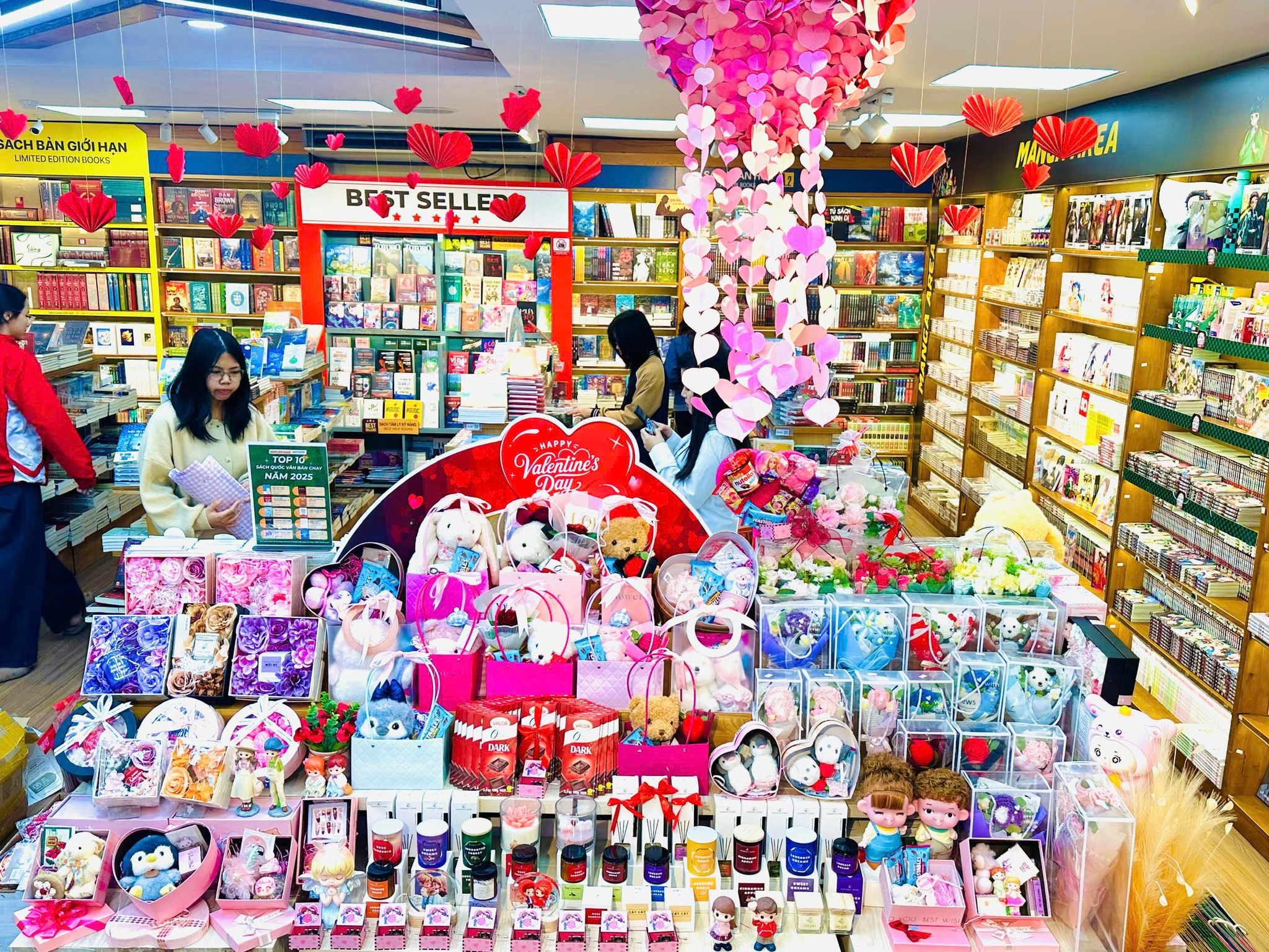Địa chỉ mua quà Valentine uy tín, giá rẻ tại TP Hồ Chí Minh: Nhà sách FAHASA