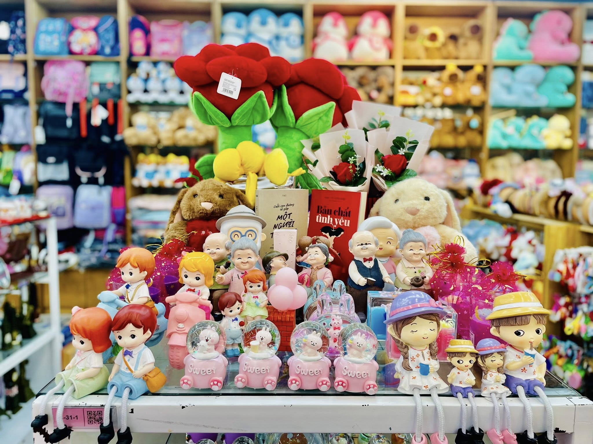 Gợi ý quà tặng 14 tháng 2 cho nữ 2026: Hoa tươi/ hoa sáp. Nguồn: Nhà sách FAHASA