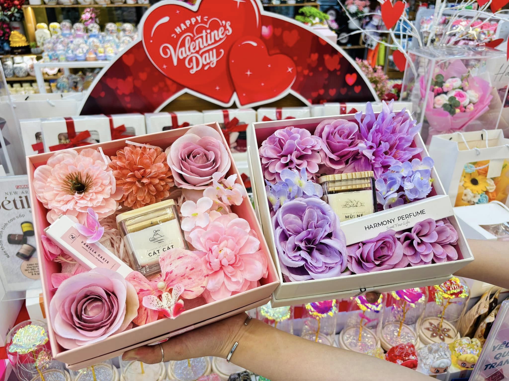 Địa điểm mua quà Valentine cho nam uy tín: FAHASA