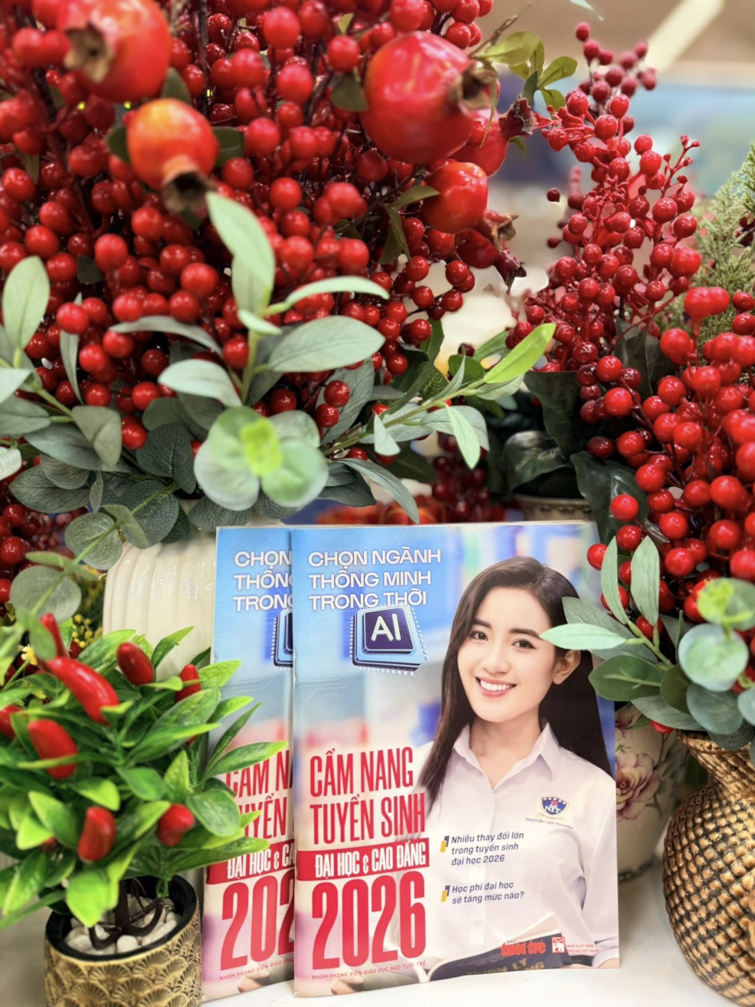 Cẩm Nang Tuyển Sinh Đại Học Và Cao Đẳng Năm 2026 - Chọn Ngành Thông Minh Trong Thời AI - Báo Tuổi Trẻ. Nguồn: Nhà sách FAHASA