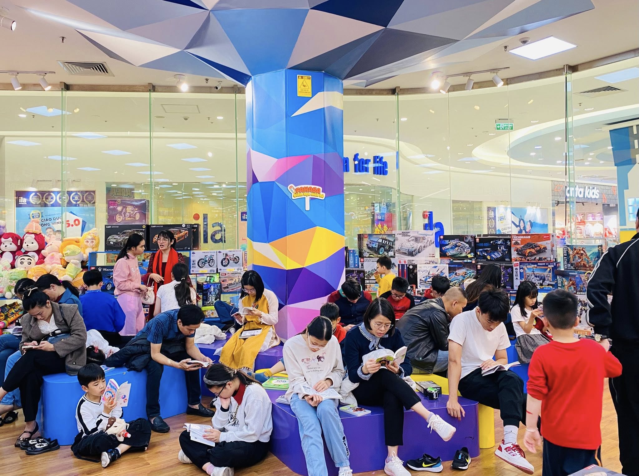 Địa điểm đi chơi 8/3 ở Hà Nội lãng mạn, dễ hẹn hò và chụp ảnh đẹp Nhà sách FAHASA