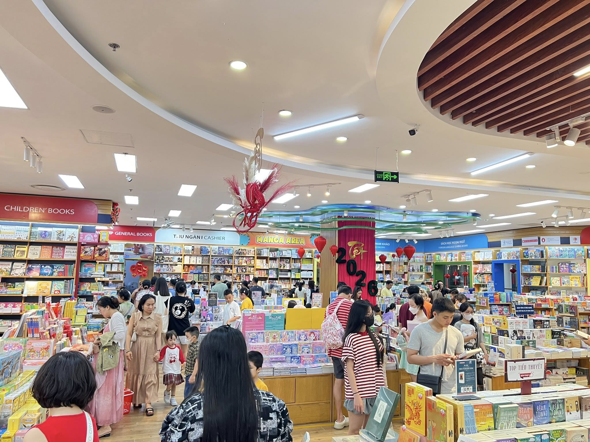Địa điểm đi chơi 8/3 ở Hà Nội lãng mạn, dễ hẹn hò và chụp ảnh đẹp Nhà sách FAHASA