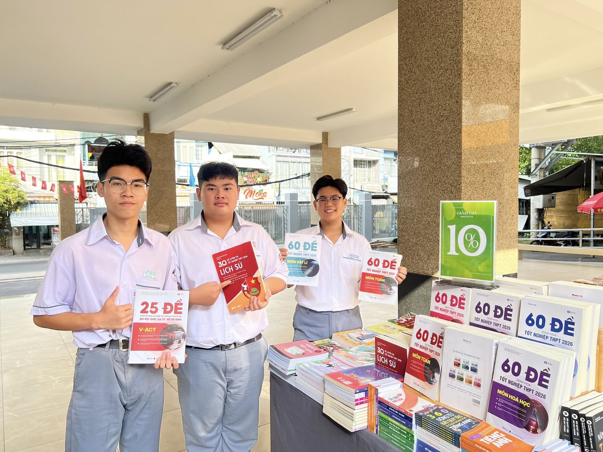 Bộ Đề Luyện Thi Tốt Nghiệp THPT 2026 Tại FAHASA