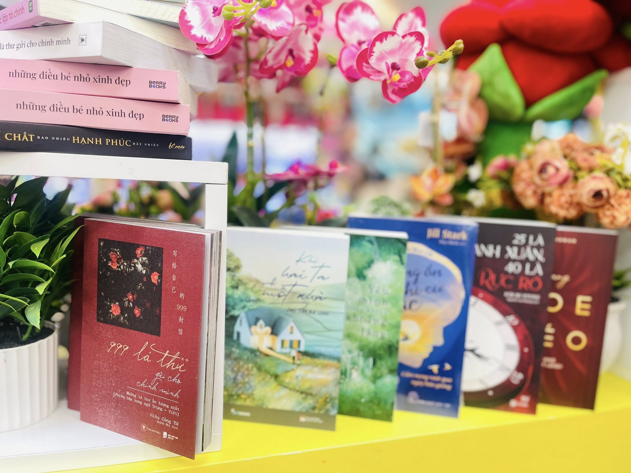 Sách làm quà 8/3 cho người yêu lãng mạn và dễ tạo bất ngờ. Nguồn: FAHASA Sách làm quà 8/3 cho người yêu lãng mạn và dễ tạo bất ngờ. Nguồn: FAHASA