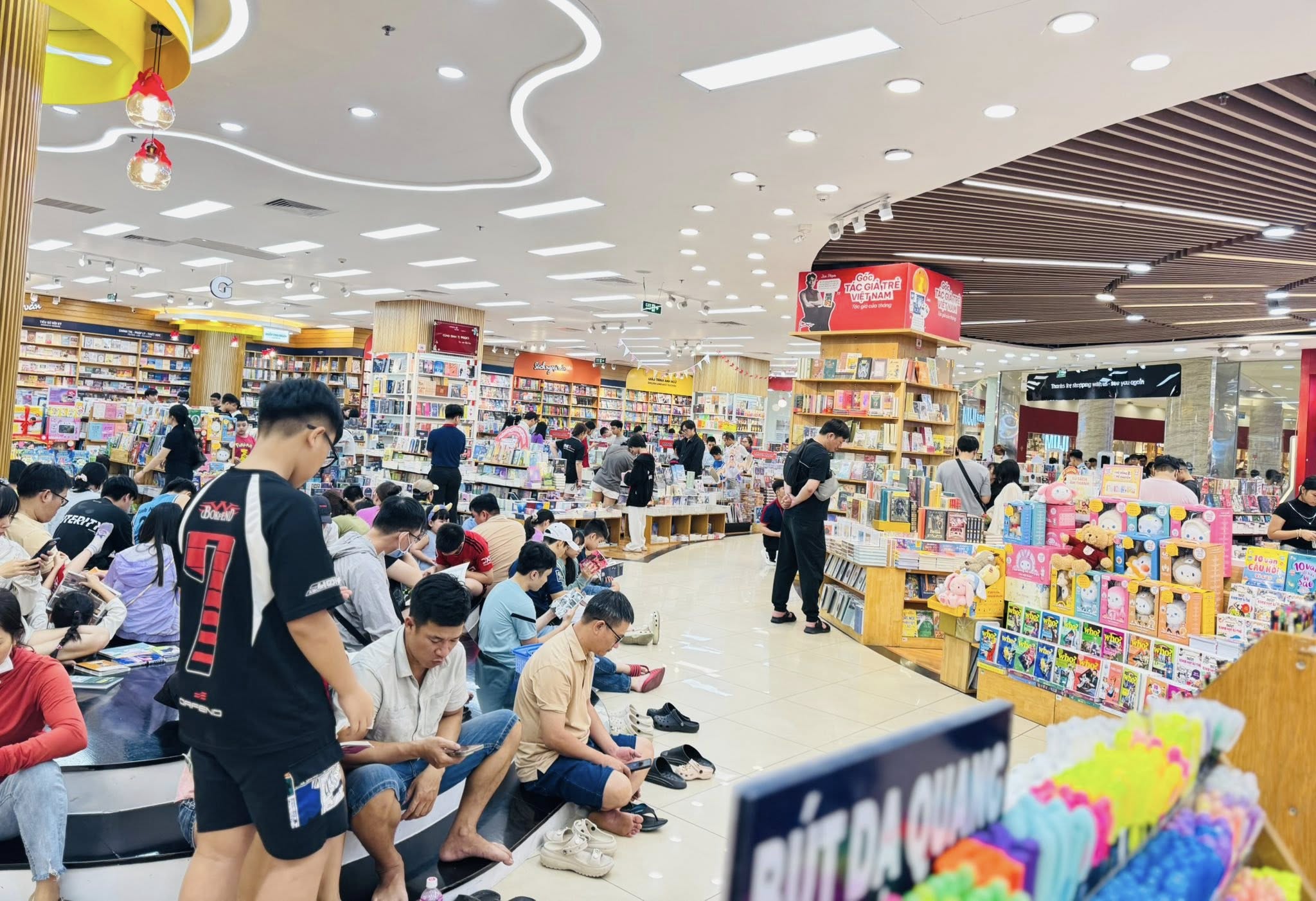 Địa điểm đi chơi 8/3 tại Hà Nội lãng mạn, dễ hẹn hò và chụp ảnh đẹp: Nhà sách FAHASA
