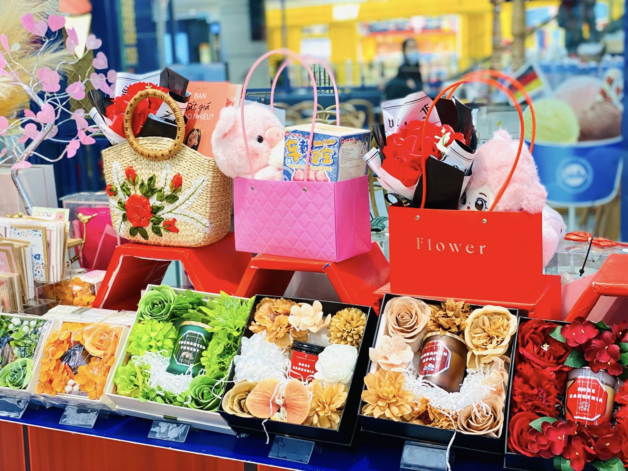 Món quà 8/3 tặng cô giáo dễ chọn nhưng đầy trân trọng. Nguồn Nhà sách FAHASA