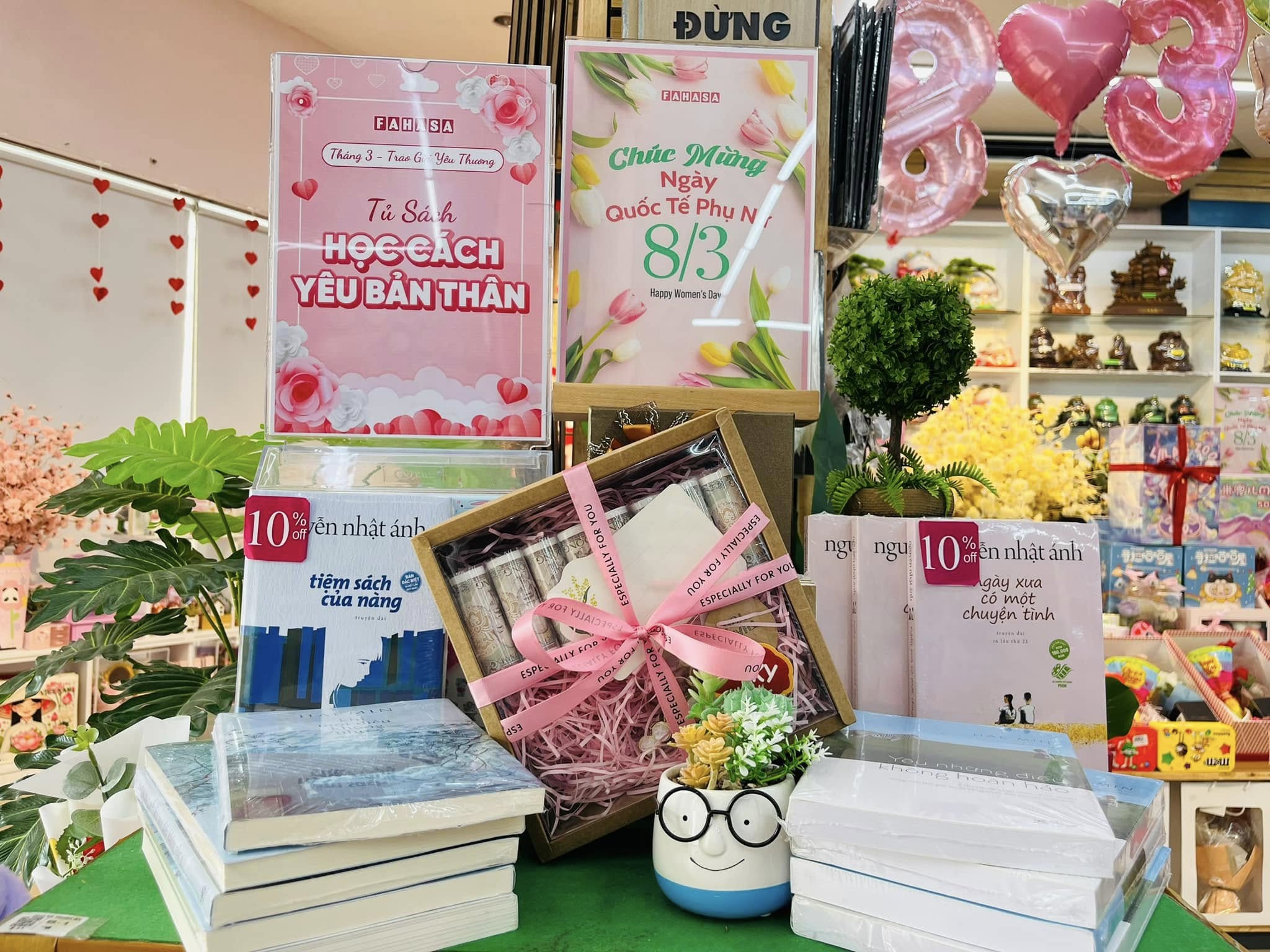Mua quà ngày 8/3 tại Nhà sách FAHASA cho mẹ, vợ, cô giáo, đồng nghiệp, bạn bè, đối tác