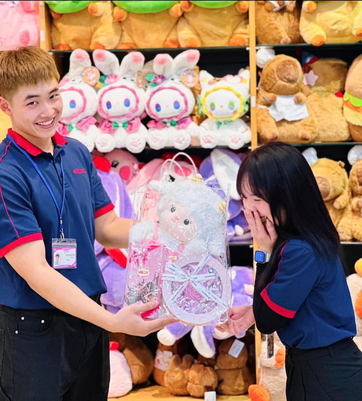 Mua quà Valentine Trắng 143 ở FAHASA
