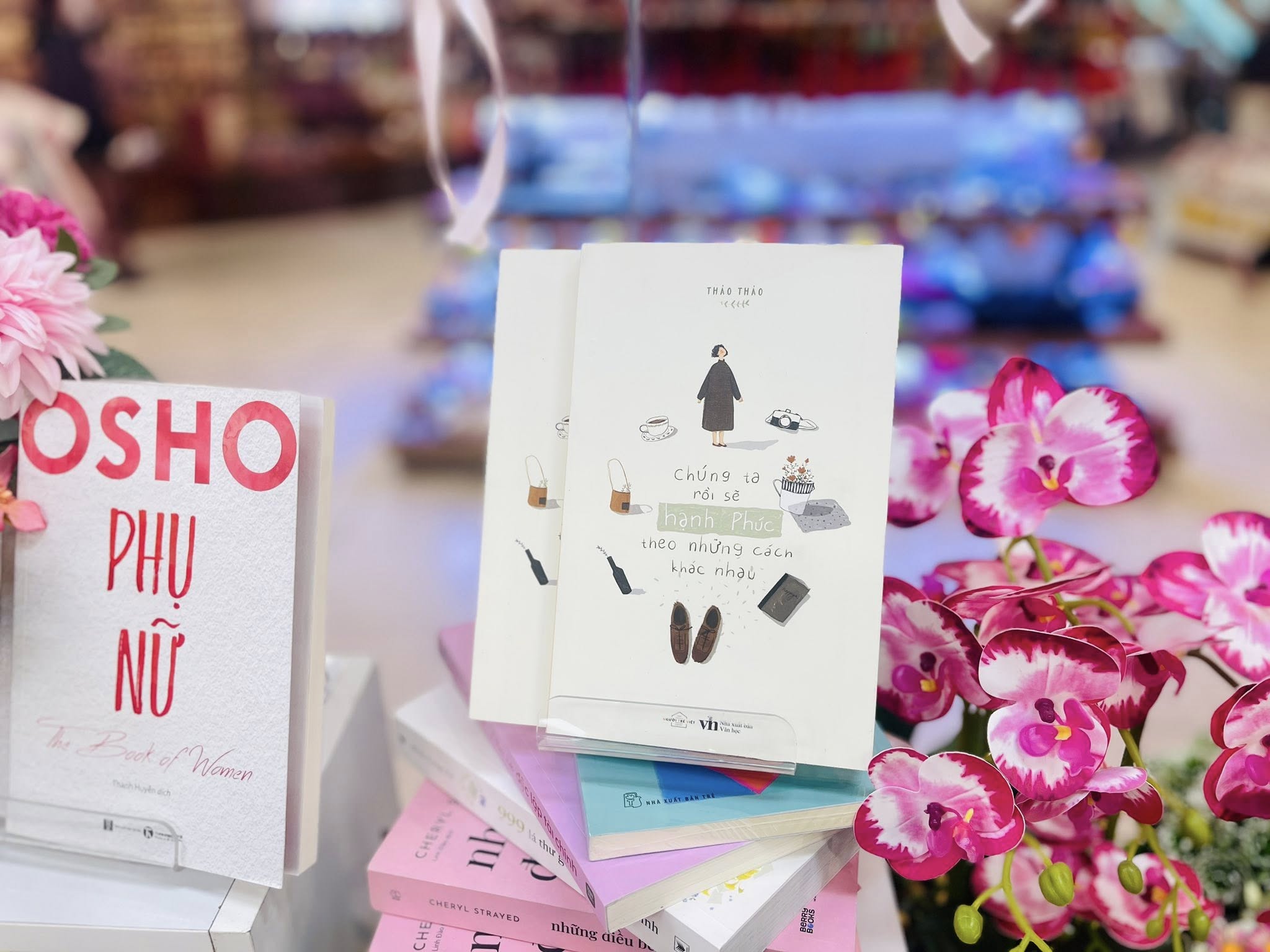 Sách làm quà 8/3 cho người yêu lãng mạn và dễ tạo bất ngờ. Nguồn: FAHASA Sách làm quà 8/3 cho người yêu lãng mạn và dễ tạo bất ngờ. Nguồn: FAHASA