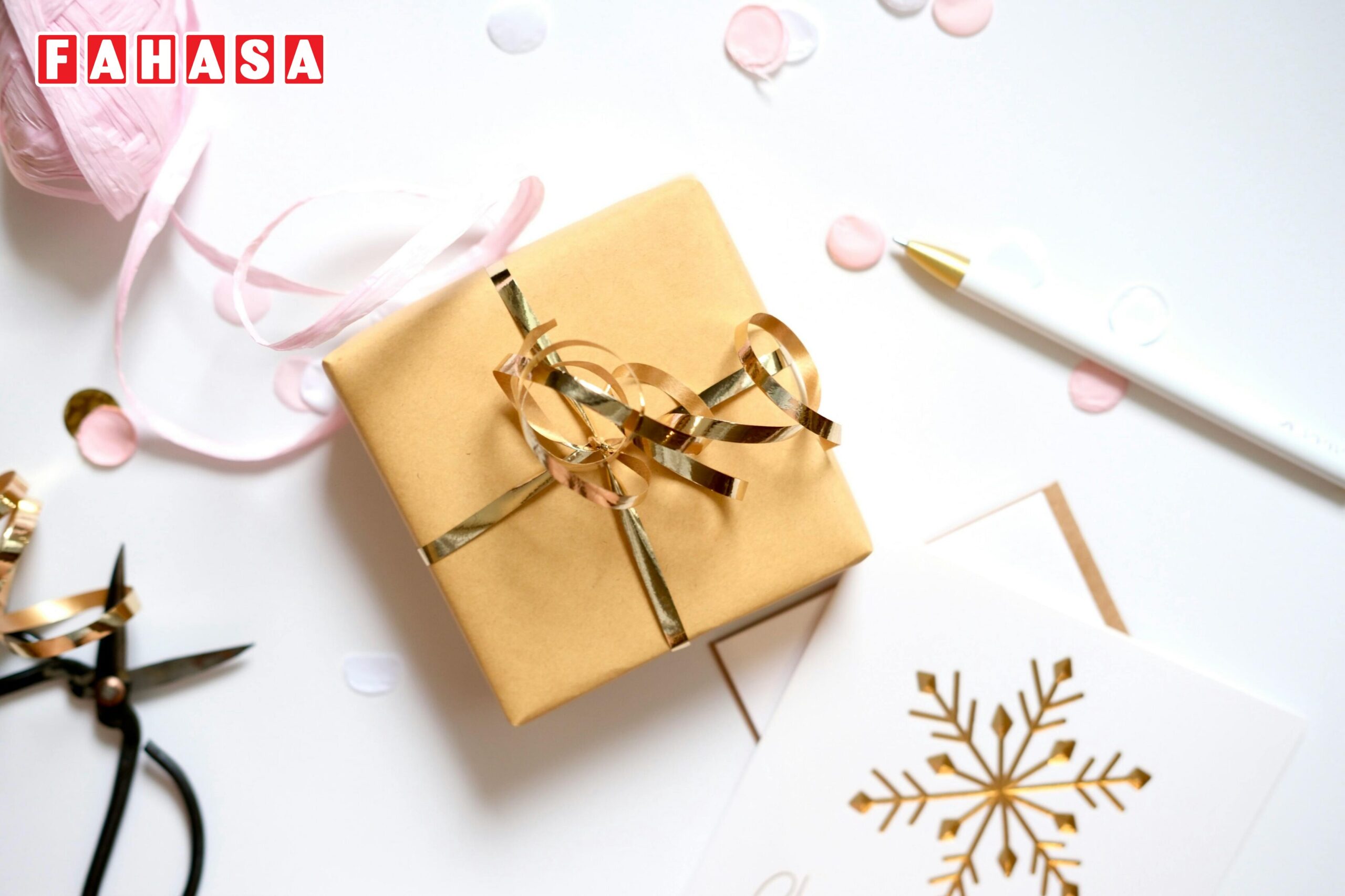 Cách làm quà 8/3 handmade đơn giản, dễ thực hiện tại nhà: Hộp quà giấy kraft dễ làm