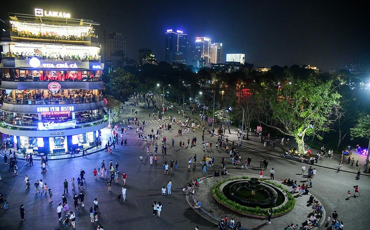 Gợi ý hẹn hò 8/3 tại Hà Nội 2026 tại Hà Nội: Phố đi bộ Hồ Gươm